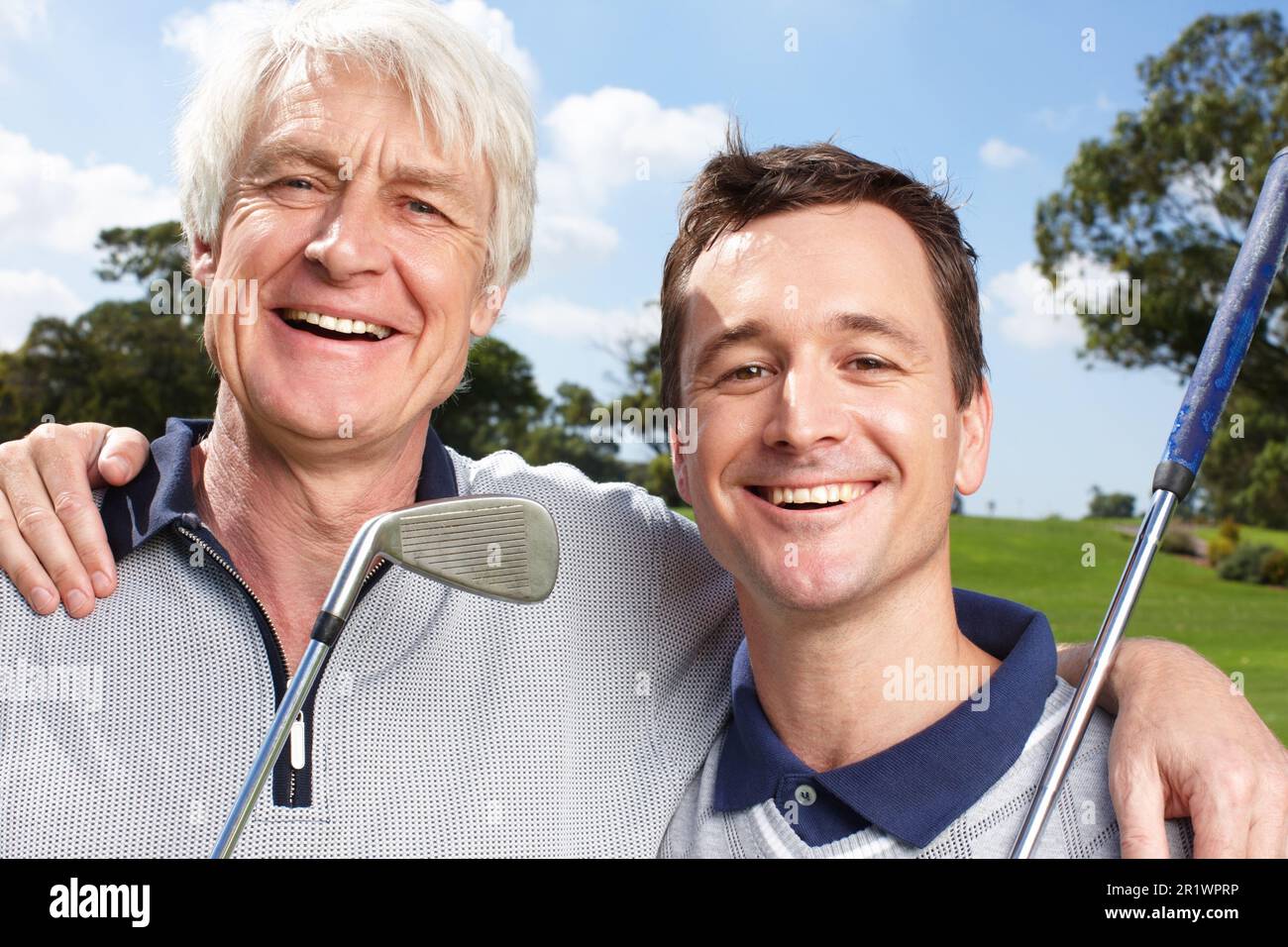 Condividiamo l'amore per il golf. Buon padre e figlio squadra di golf insieme sul campo. Foto Stock