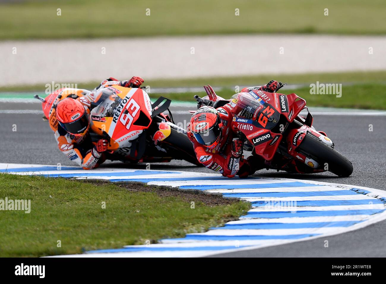 Phillip Island, Australia, 15 ottobre 2022. Francesco Bagnaia d'Italia sul Ducati Lenovo Team Ducati seguito da Marc Marquez di Spagna sul Repsol Honda Team Honda durante le qualifiche alla 2022 Australian MotoGP al Phillip Island Circuit il 15 ottobre 2022 a Phillip Island, Australia. Credit: Steven Markham/Speed Media/Alamy Live News Foto Stock