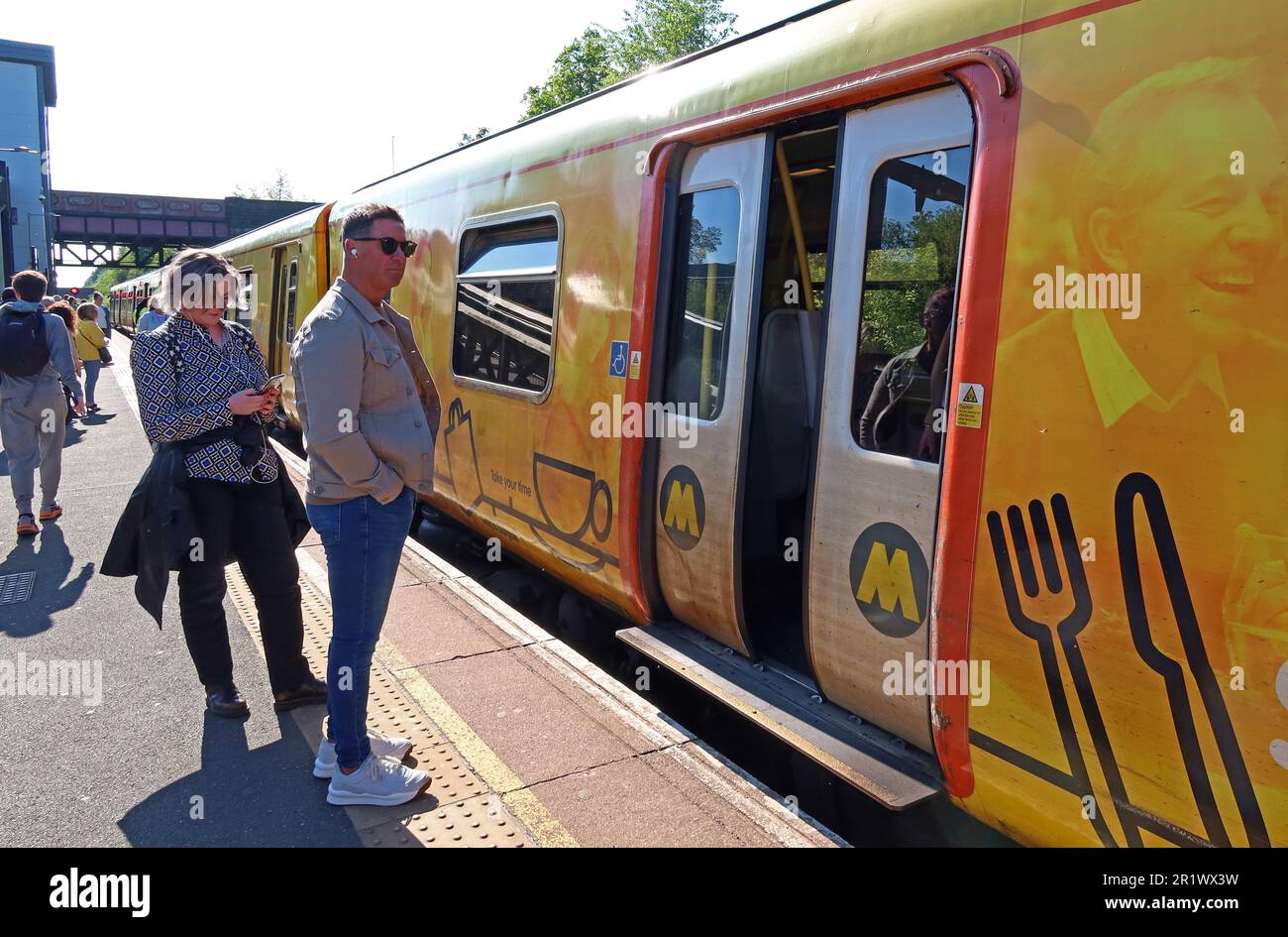 Materiale rotabile EMU, Hunts Cross, stazione ferroviaria Merseyrail, HNX, Speke Rd, Woolton, Liverpool, Merseyside, Inghilterra, Regno Unito, L25 0NN Foto Stock