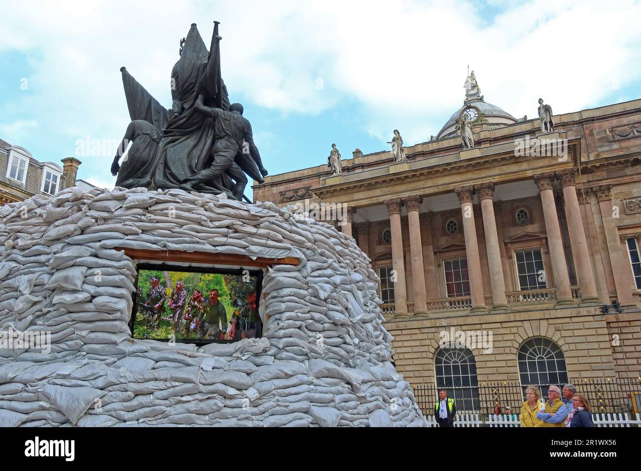 Il Nelson Monument, in piazza Exchange Flags, protetto come monumenti in Ucraina, con 2500 sacchi di sabbia - Merseyside, Inghilterra, UK, L2 3YL Foto Stock
