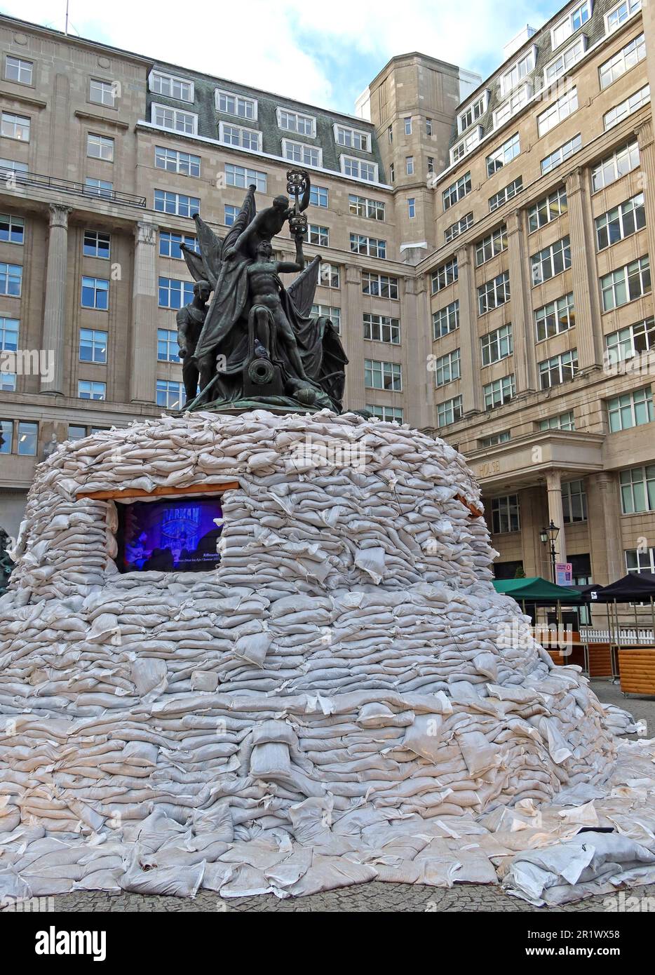 Il Nelson Monument, in piazza Exchange Flags, protetto come monumenti in Ucraina, con 2500 sacchi di sabbia - Merseyside, Inghilterra, UK, L2 3YL Foto Stock