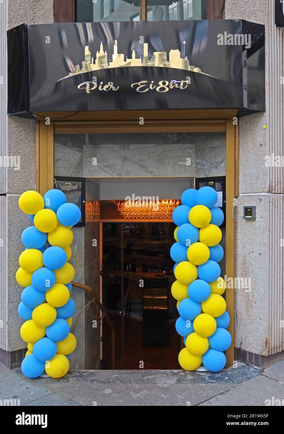 Pier Eight bar, con la bandiera Ucraina colori benvenuti, per Eurovision 2023 - 8 Water St, Liverpool, Merseyside, Inghilterra, Regno Unito, L2 8TD Foto Stock