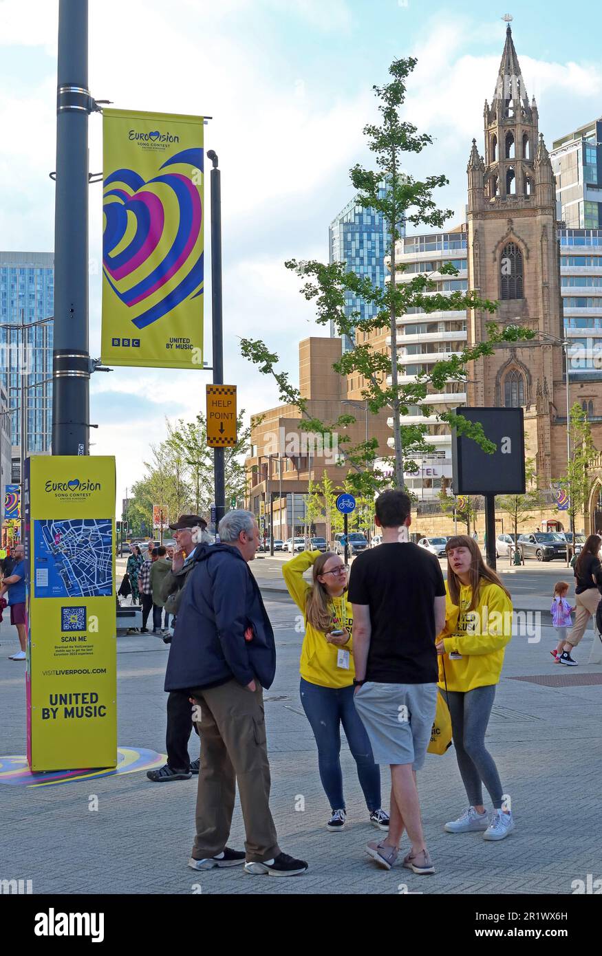 Pier Head helpers per Eurovision 2023, vestito di giallo, Unito da Music, Mann Island, Liverpool, Merseyside, Inghilterra, Regno Unito, L3 1BP Foto Stock