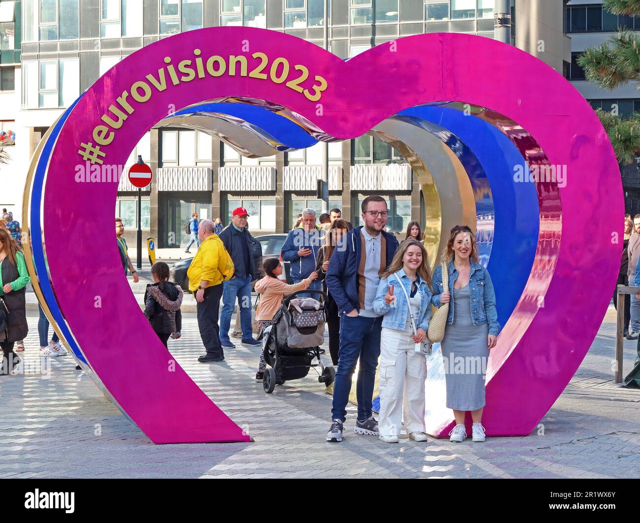 Liverpool Eurovision 2023, giallo, blu (Ucraina) e cuori rosa, Mann Island, Liverpool, Merseyside, Inghilterra, GB, L3 1BP Foto Stock