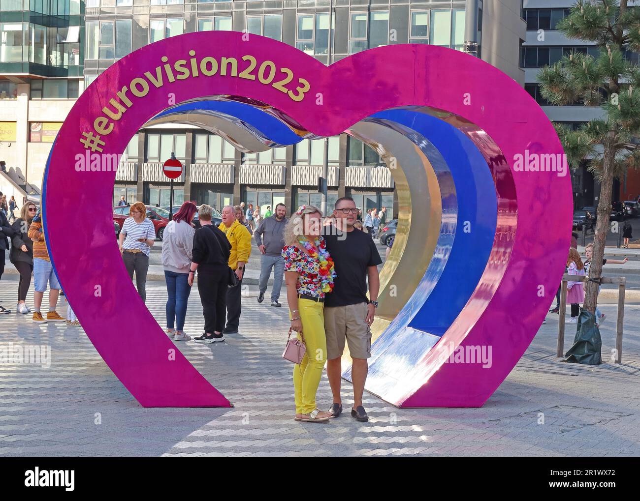 Liverpool Eurovision 2023, giallo, blu (Ucraina) e cuori rosa, Mann Island, Liverpool, Merseyside, Inghilterra, GB, L3 1BP Foto Stock