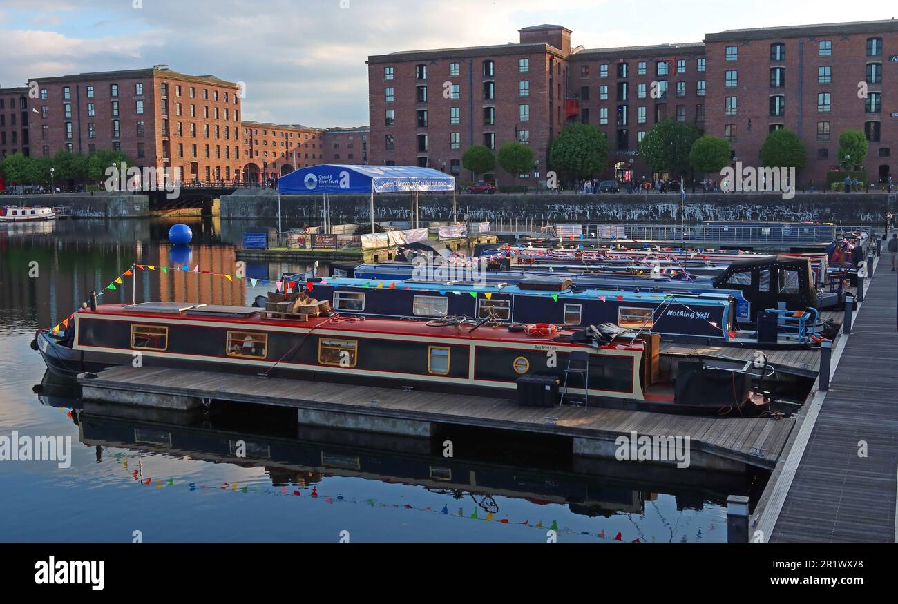 Chiatte sui canali e barche a remi, ormeggiate in serata al Royal Albert Dock, Liverpool, Merseyside, Inghilterra, Regno Unito, L3 4AF Foto Stock