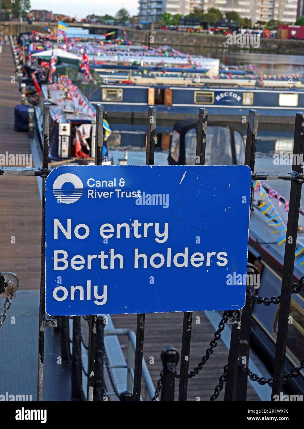 Senza ingresso a C&RT - solo per i possessori di posti-guida - chiatte sui canali e barche a remi, ormeggio serale al Royal Albert Dock, Liverpool, Merseyside, Inghilterra, Regno Unito, L3 4AF Foto Stock
