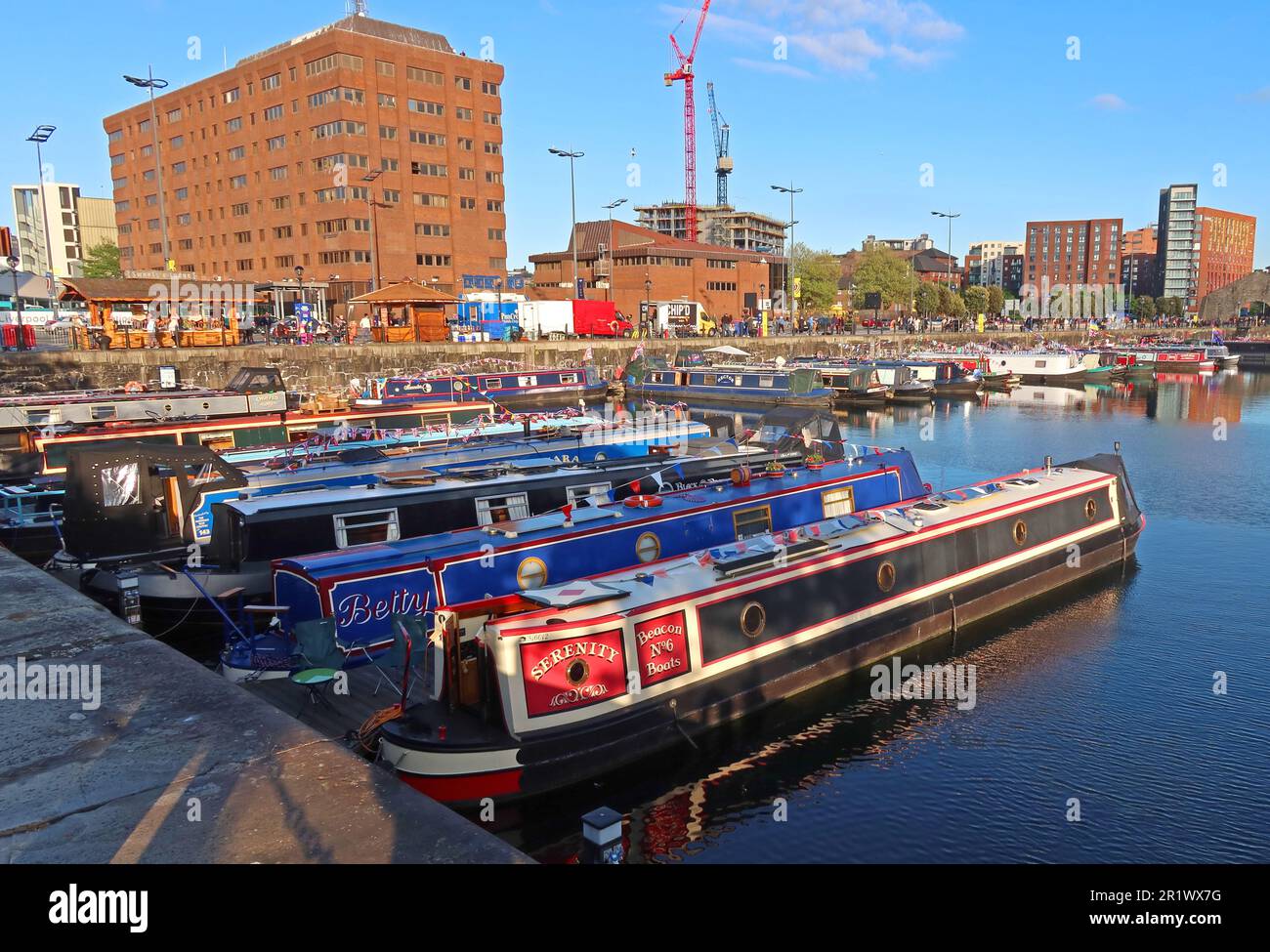 Chiatte sui canali e barche a remi, ormeggiate in serata al Royal Albert Dock, Liverpool, Merseyside, Inghilterra, Regno Unito, L3 4AF Foto Stock
