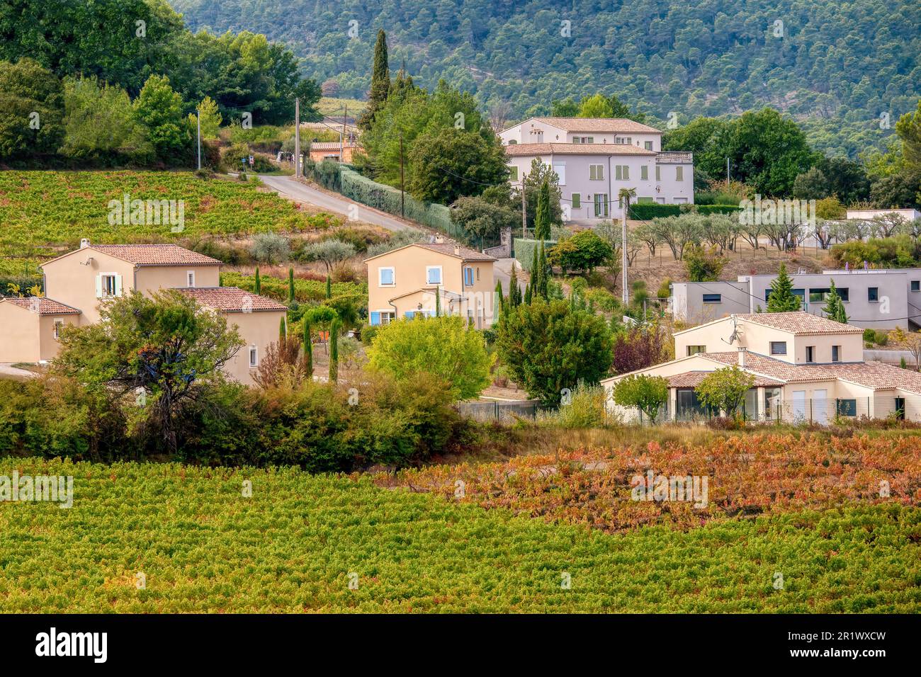 Visto da una strada pubblica, un nuovo quartiere residenziale costruito su terreno agricolo al di fuori di Vaison-la-Romaine in Provenza, Francia. Foto Stock