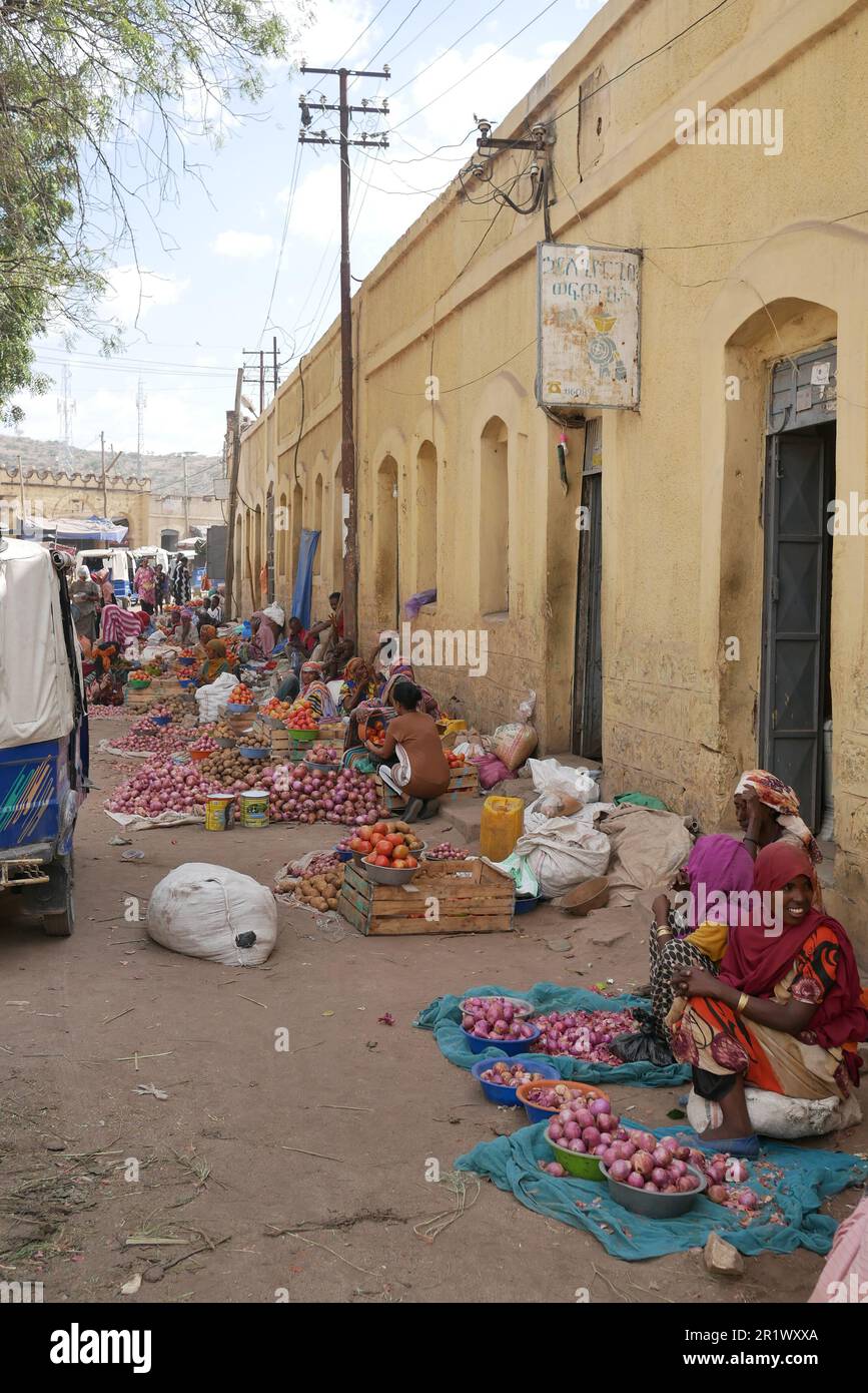 Dire Dawa, Etiopia â€“ 11.05.2022: Le donne in vestito tradizionale vendono verdura per le strade al di fuori del mercato Foto Stock