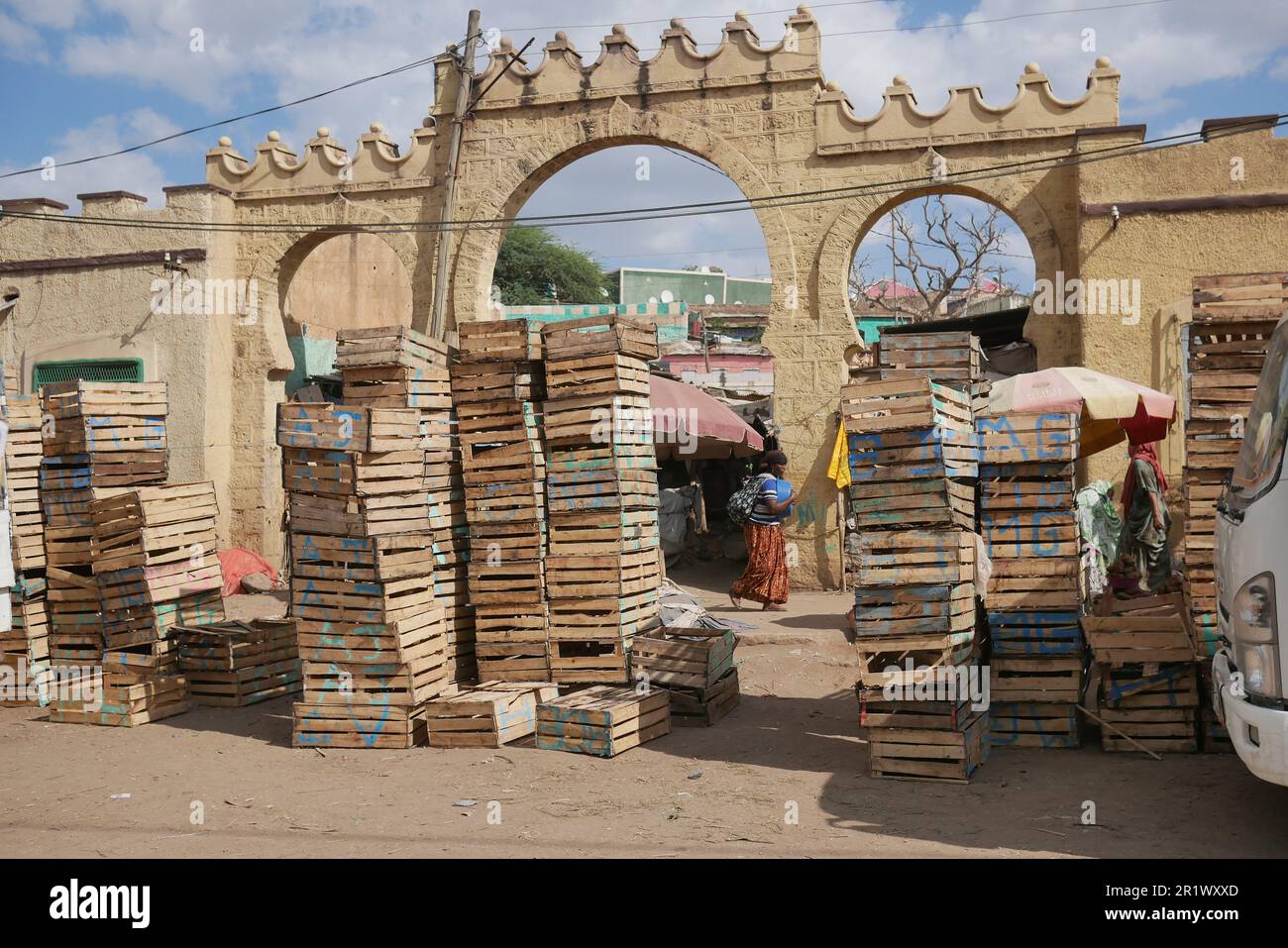 Dire Dawa, Etiopia â€“ 11.05.2022: Casse e scatole impilate fuori dalle porte del vecchio mercato Foto Stock