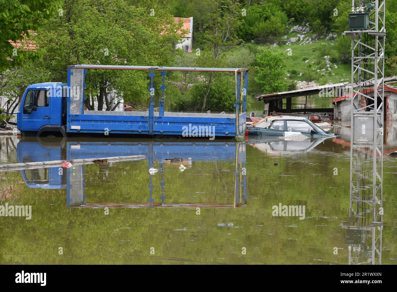 (230515) -- GRACAC (CROAZIA), 15 maggio 2023 (Xinhua) -- Foto scattata il 15 maggio 2023 mostra un'area allagata a Gracac, Croazia. (Hrvoje Jelavic/PIXSELL via Xinhua) Foto Stock