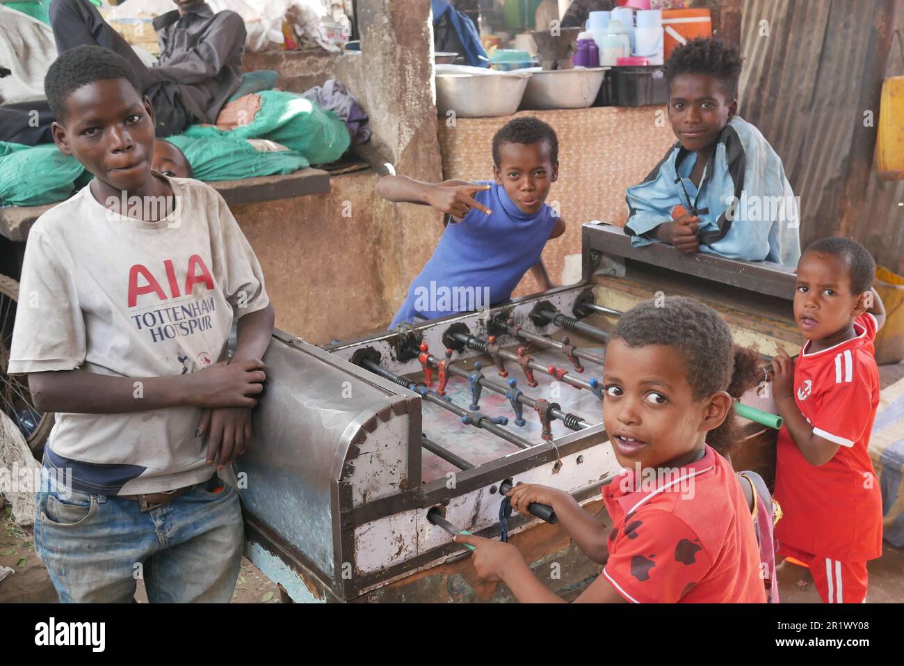 Dire Dawa, Etiopia â€“ 11.05.2022: Bambini e adolescenti giocano una partita di calcio balilla all'interno del mercato Foto Stock