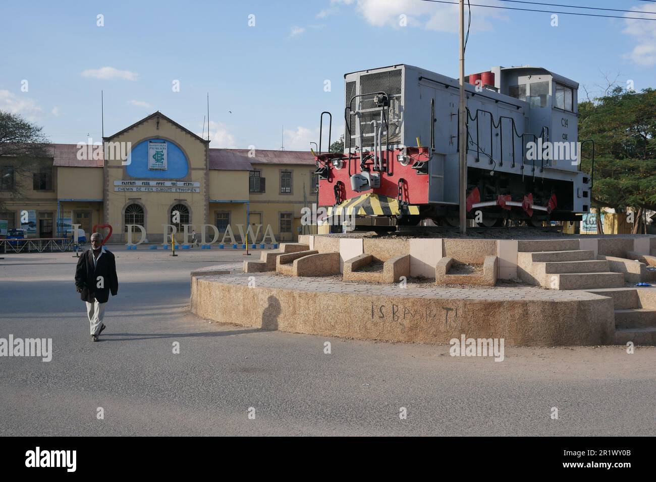 Dire Dawa, Etiopia â€“ 11.05.2022: Un uomo passa davanti a un vecchio monumento ferroviario fuori dalla vecchia stazione ferroviaria di Dire Dawa Foto Stock