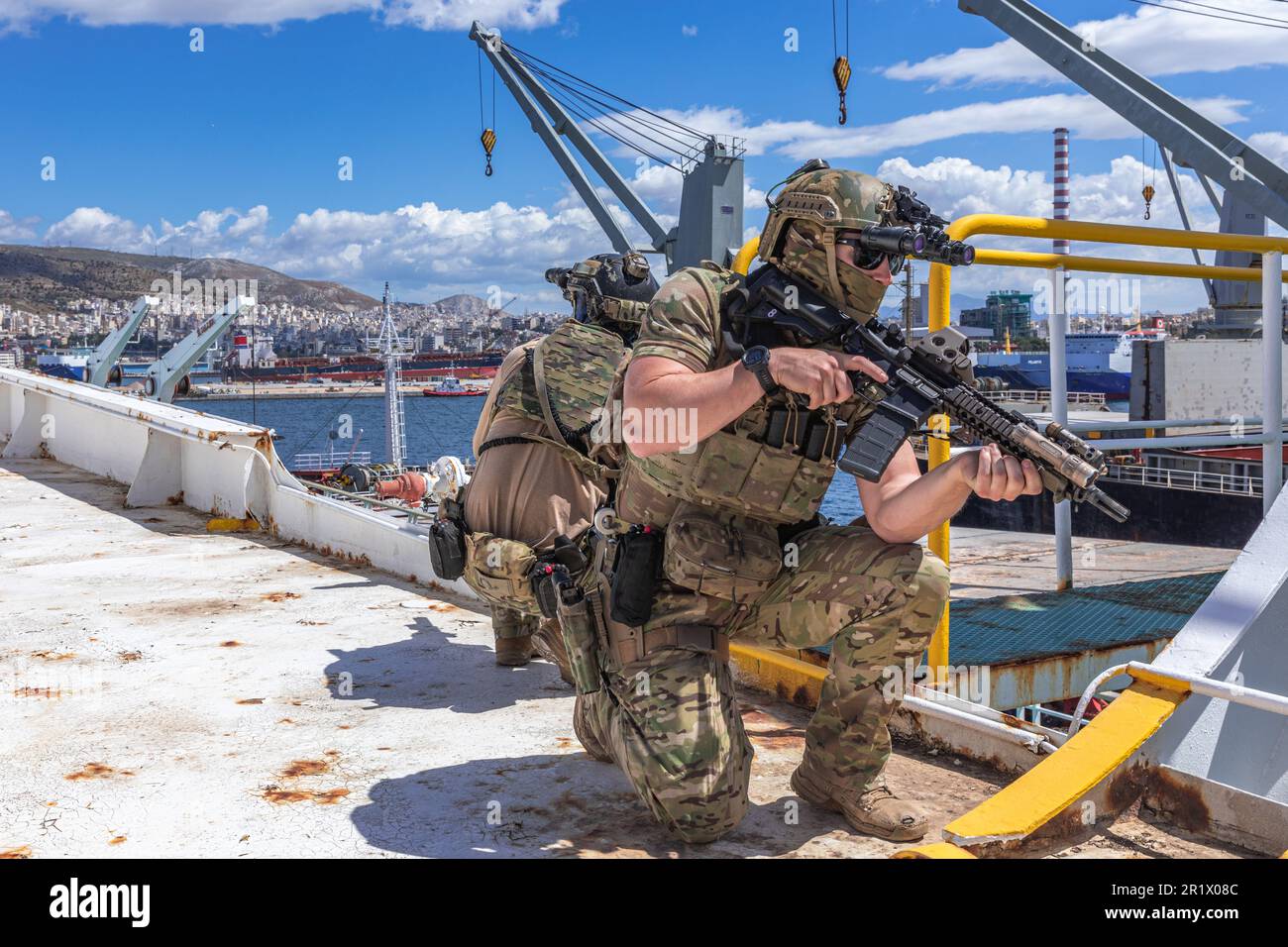 Stati Uniti con sede sulla costa orientale Gli operatori Navali di guerra speciale (sigilli) liberano il ponte di un passeggero vuoto durante la visita di ricerca bordo e formazione sequestro come parte di Special Operations Forces Exhibition and Conference (SOFEX) Orion 23, 26 aprile 2023. SOFEX Orion 23 presenta la cooperazione tra gli Stati Uniti Le operazioni speciali comandano l'Europa e le forze speciali dell'Organizzazione del Trattato del Nord Atlantico alleate e partner coltivando l'interoperabilità multilaterale e rafforzando la stabilità internazionale in un ambiente di sicurezza in continua evoluzione. (STATI UNITI Foto dell'esercito del personale Sgt. Jacob Dunlap) Foto Stock