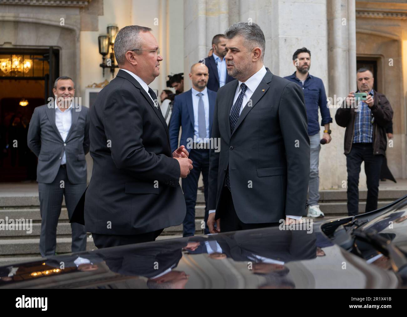 Bucarest, Romania. 15th maggio 2023: Nicolae Ciuca (L), Premier rumeno e presidente del Partito Nazionale Liberale (PNL), parla con Marcel Ciolacu (R), Presidente della Camera dei deputati rumena e Presidente del Partito socialdemocratico (PSD), Al termine del 30th° anniversario dalla fondazione dell'Unione Nazionale dei Consigli della Contea di Romania. Credit: Lucian Alecu/Alamy Live News Foto Stock