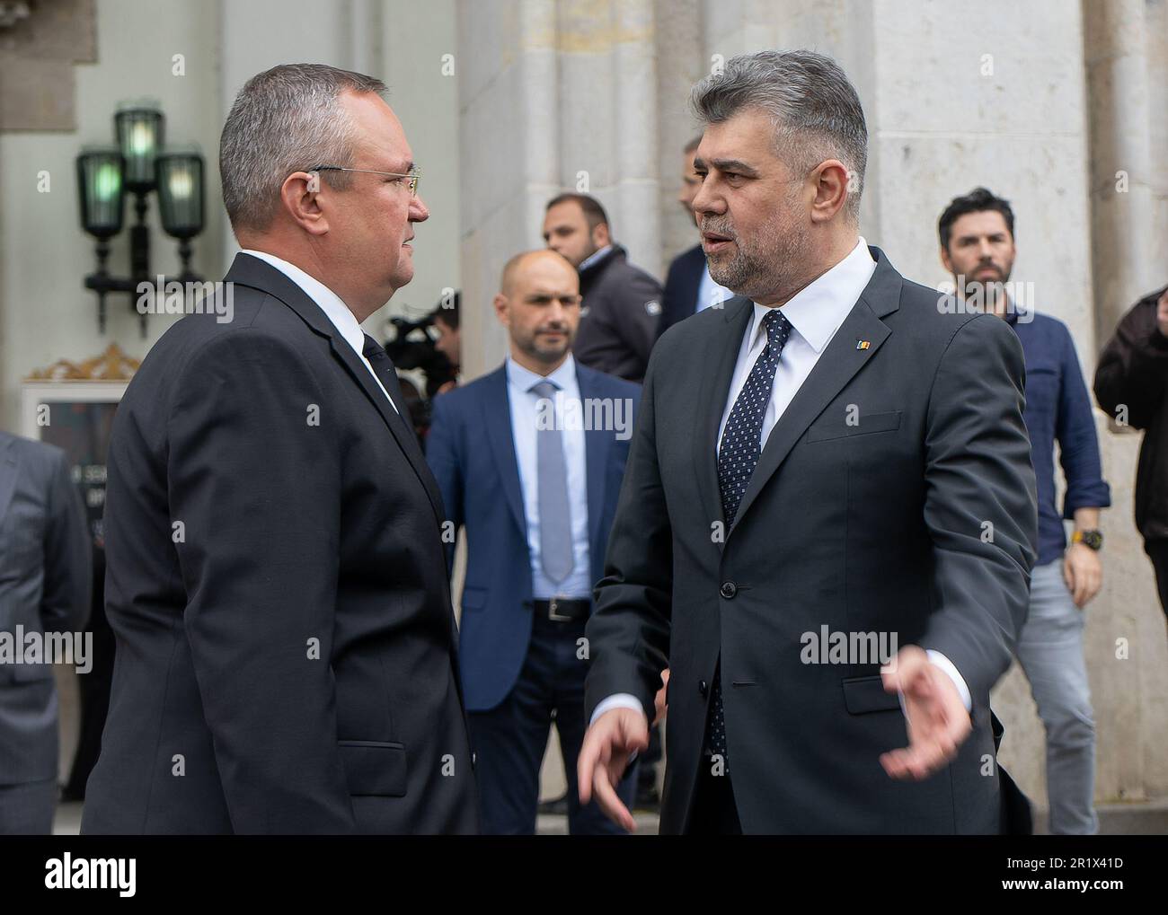 Bucarest, Romania. 15th maggio 2023: Nicolae Ciuca (L), Premier rumeno e presidente del Partito Nazionale Liberale (PNL), parla con Marcel Ciolacu (R), Presidente della Camera dei deputati rumena e Presidente del Partito socialdemocratico (PSD), Al termine del 30th° anniversario dalla fondazione dell'Unione Nazionale dei Consigli della Contea di Romania. Credit: Lucian Alecu/Alamy Live News Foto Stock