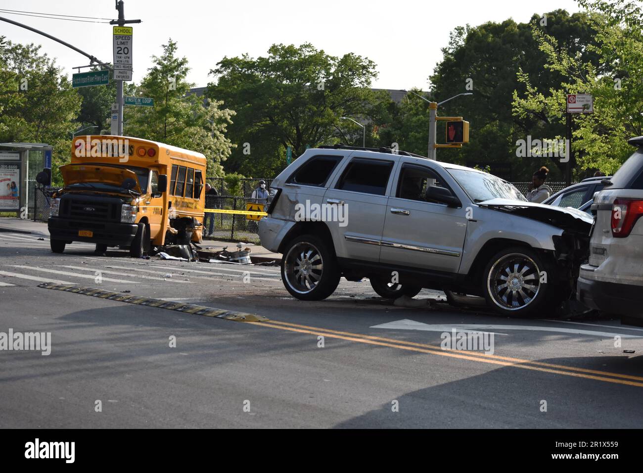 Due veicoli passeggeri coinvolti in un incidente con il bus scolastico sono lasciati con danni estremi. Più persone sono state ferite in un incidente di scuolabus a Bronx, New York, il lunedì pomeriggio. La polizia dice che alle 3:15 circa c'è stata una collisione che ha coinvolto l'autobus e altri due veicoli al loop Einstein da Hutchinson River Parkway East. Il conducente del bus scolastico è OK e è rimasto in scena e l'addetto del bus è stato portato in ospedale. Il conducente e il passeggero di una Jeep coinvolta nell'incidente sono entrambi in condizioni critiche. Quattro bambini sono rimasti feriti nell'incidente. Acceso Foto Stock