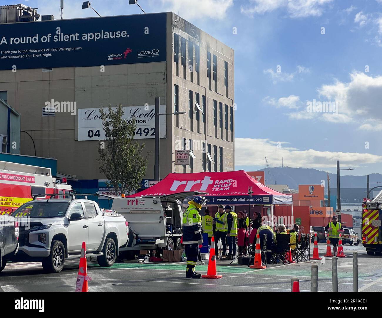 Wellington. 16th maggio, 2023. Gli agenti di polizia sono visti al sito di un incendio di un edificio ostello nel centro di Wellington, Nuova Zelanda, il 16 maggio 2023. Diverse persone sono state uccise e fino a 30 altri sono stati creduti non contabilizzati dopo un blaze scoppiato durante la notte in un edificio ostello a quattro piani nel centro di Wellington, la polizia ha detto il Martedì. Credit: Notizie dal vivo su Xinhua/Alamy Foto Stock