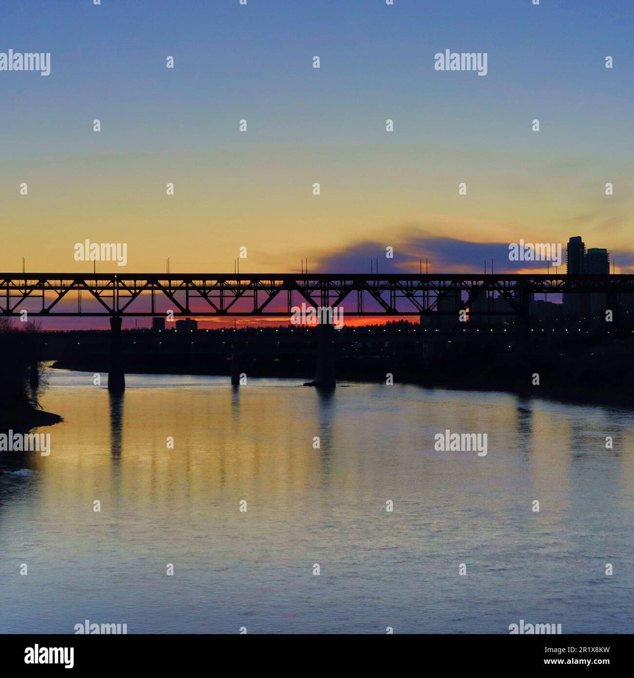 Splendido tramonto che si affaccia sul fiume North Saskatchewan a Edmonton, Alberta. Foto Stock