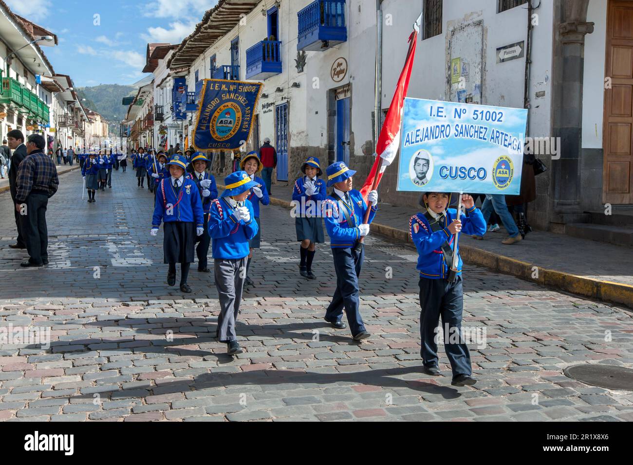 I bambini della scuola sfilano per le strade di Cusco in Perù verso Plaza de Armas prima del giorno di maggio. Foto Stock