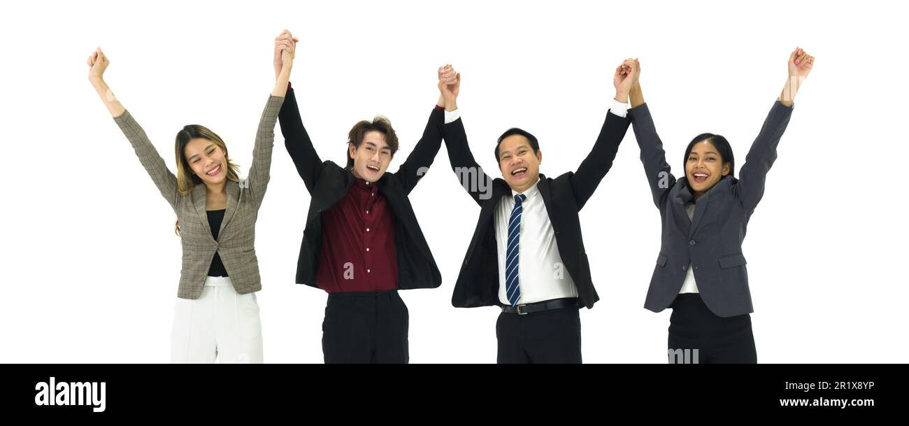 Gruppo di uomini d'affari asiatici che indossano il vestito alzano le mani insieme, sentendosi felice e sorridente, ha completato il lavoro finito. Team e team building di successo Foto Stock