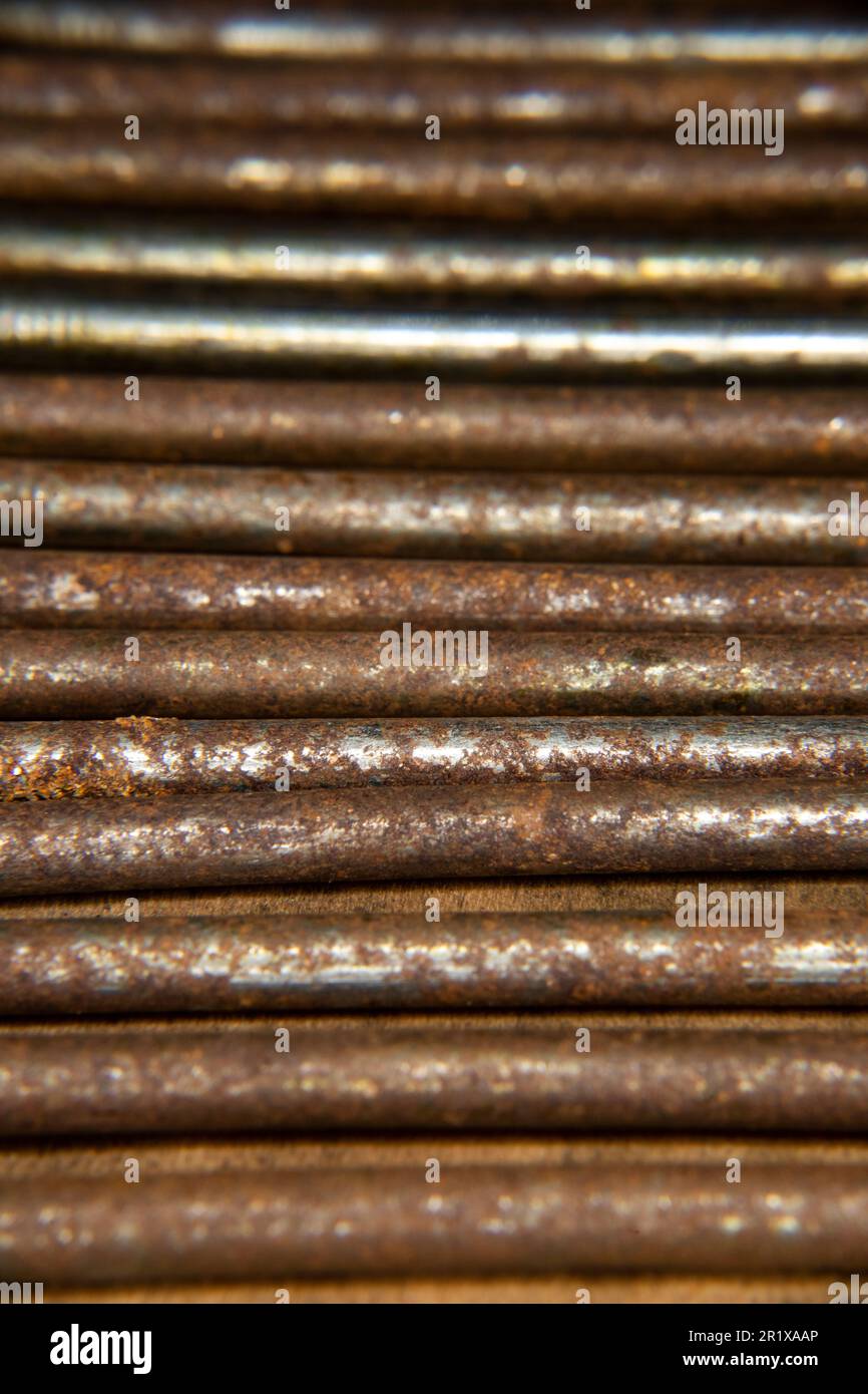 vecchio metallo arrugginito barre antiche, vecchi, nonni costruzione strumenti sfondo righe linee orizzontali Foto Stock