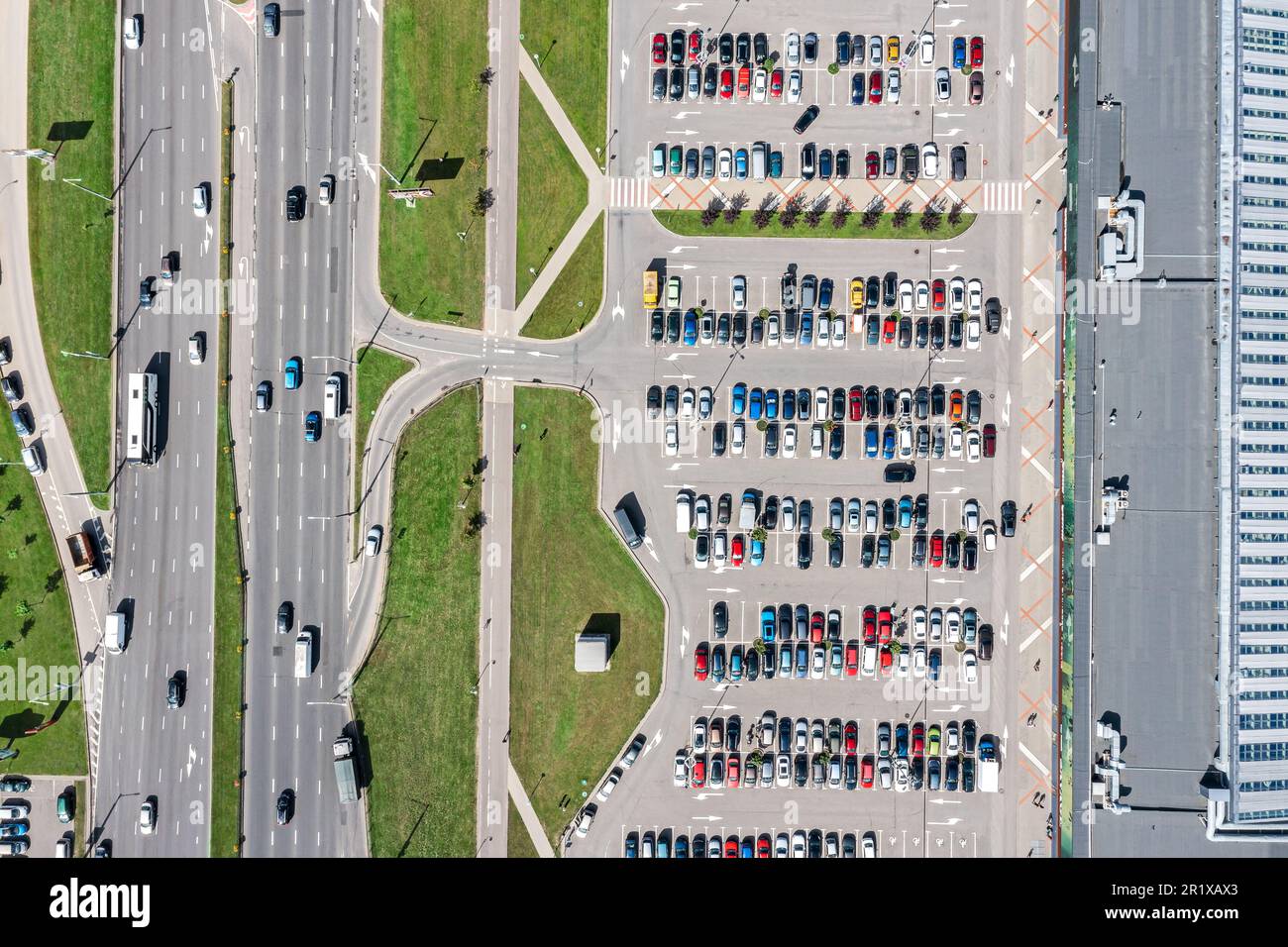 vista dall'alto del parcheggio affollato del supermercato e del traffico automobilistico sull'autostrada. fotografia aerea. Foto Stock