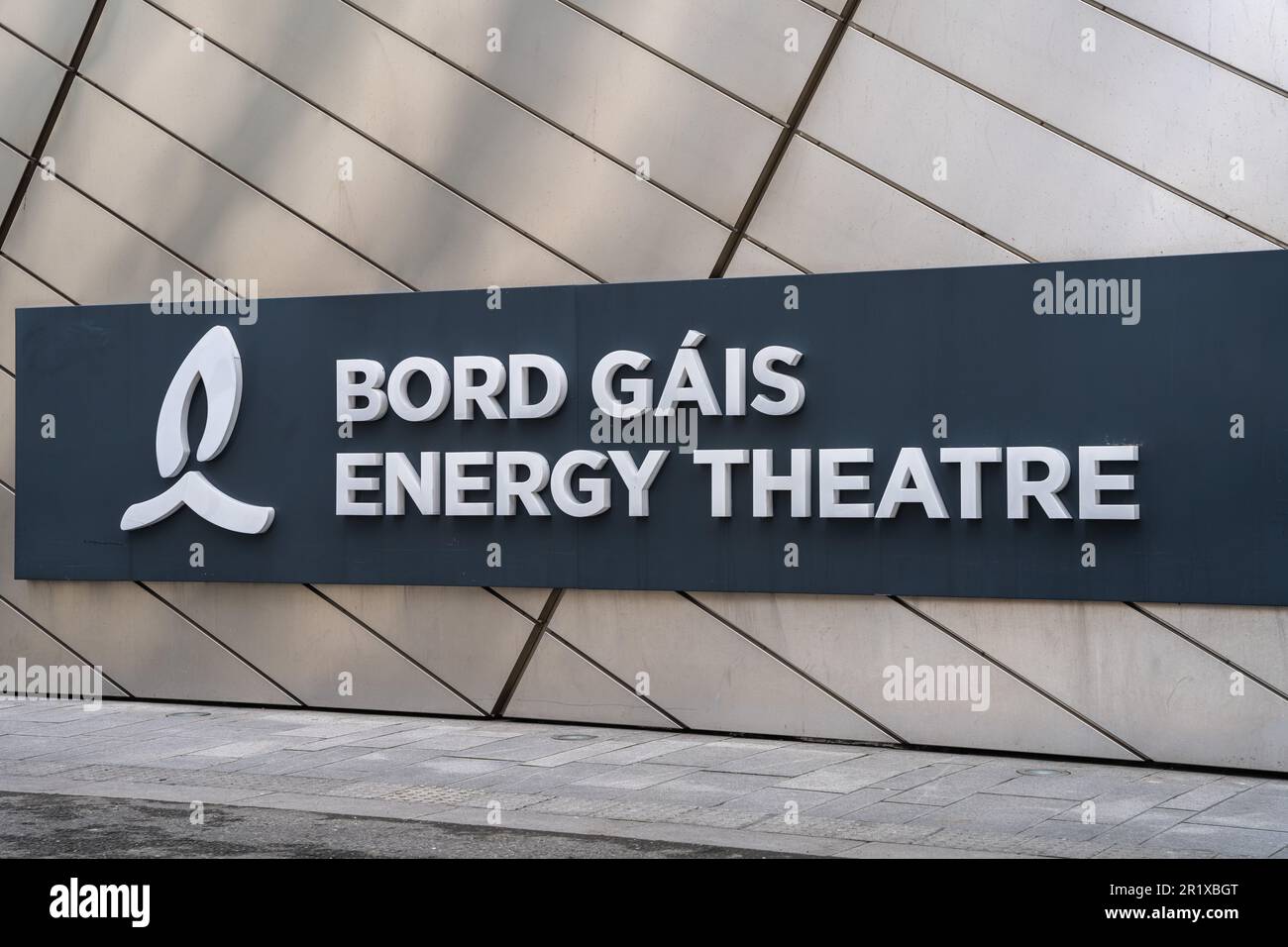 Grand Canal Square, Docklands, Dublino, Irlanda, 29th marzo 2023. Cartello Bord Gais Energy Theatre presso il molo del Canal Grande con vista sul Canal Grande Foto Stock