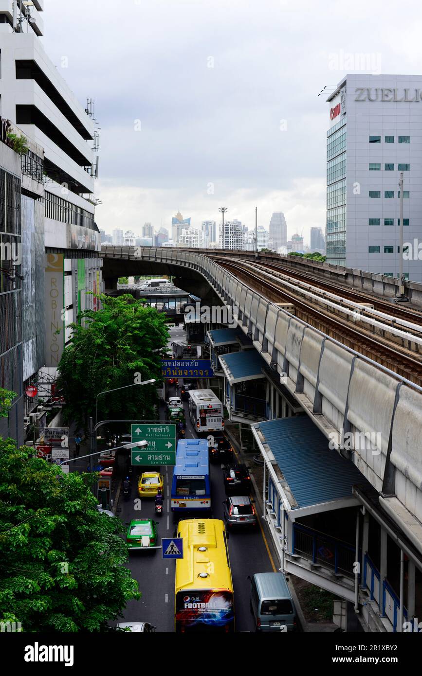 Lo Skytrain BTS sopra Silom Road nella stazione di Sala Daeng. Bangkok, Thailandia. Foto Stock