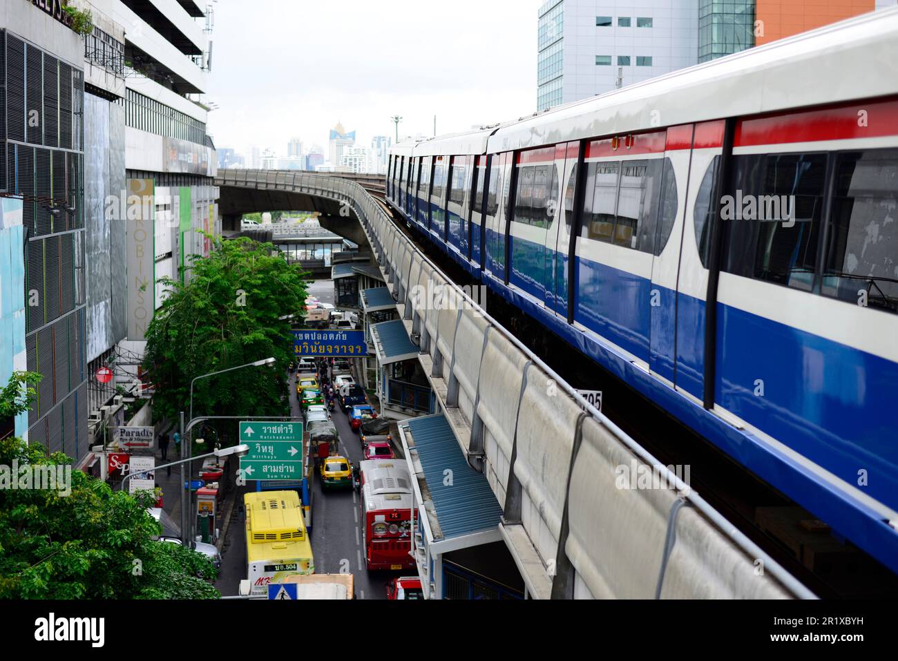 Lo Skytrain BTS sopra Silom Road nella stazione di Sala Daeng. Bangkok, Thailandia. Foto Stock