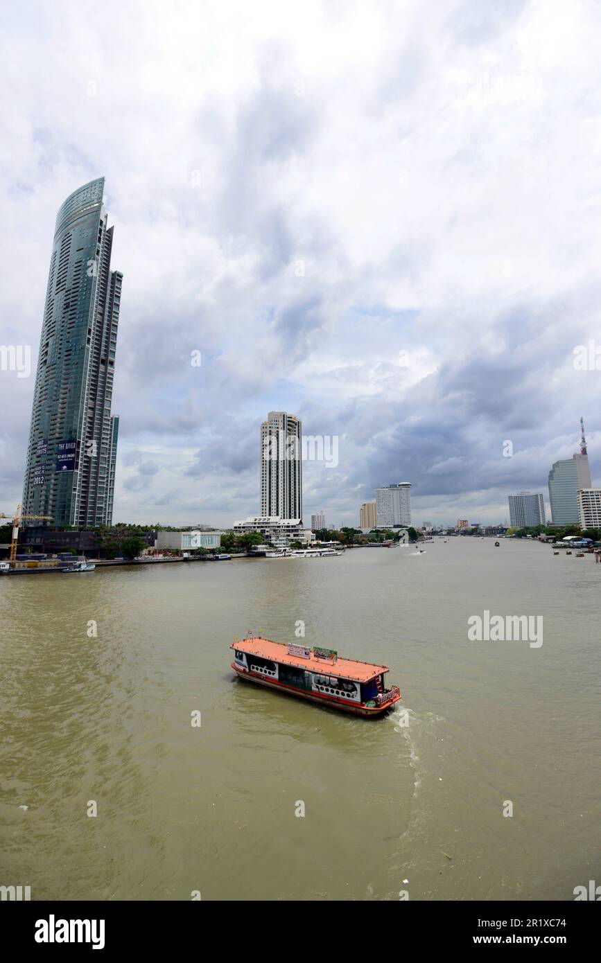 Il fiume torre residenziale dal fiume Chao Phraya a Bangkok. Foto Stock