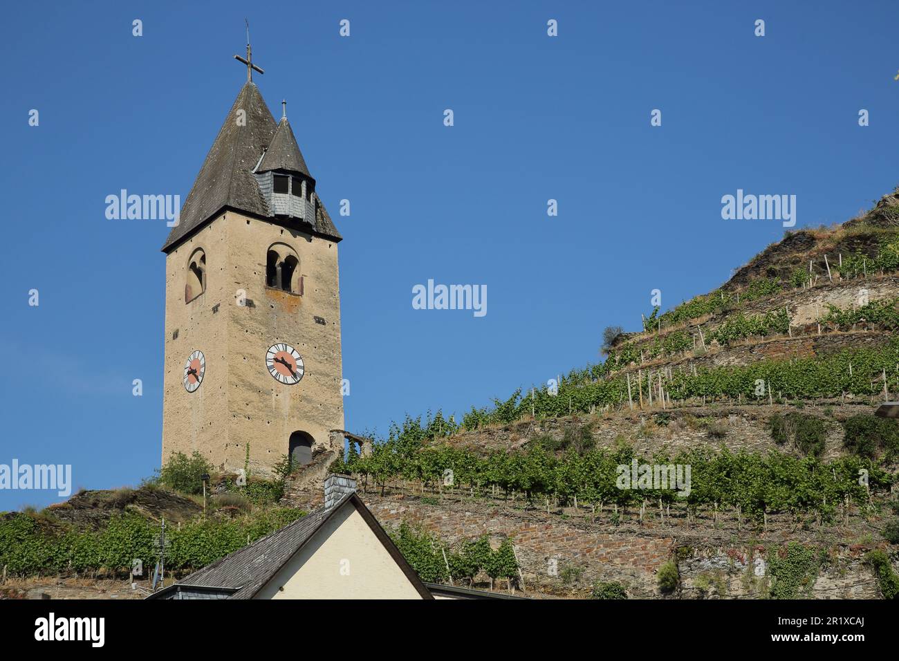 Campanile romanico costruito 12th ° secolo in Kobern, Kobern-Gondorf, bassa Mosella, Mosella, Renania-Palatinato, Germania Foto Stock