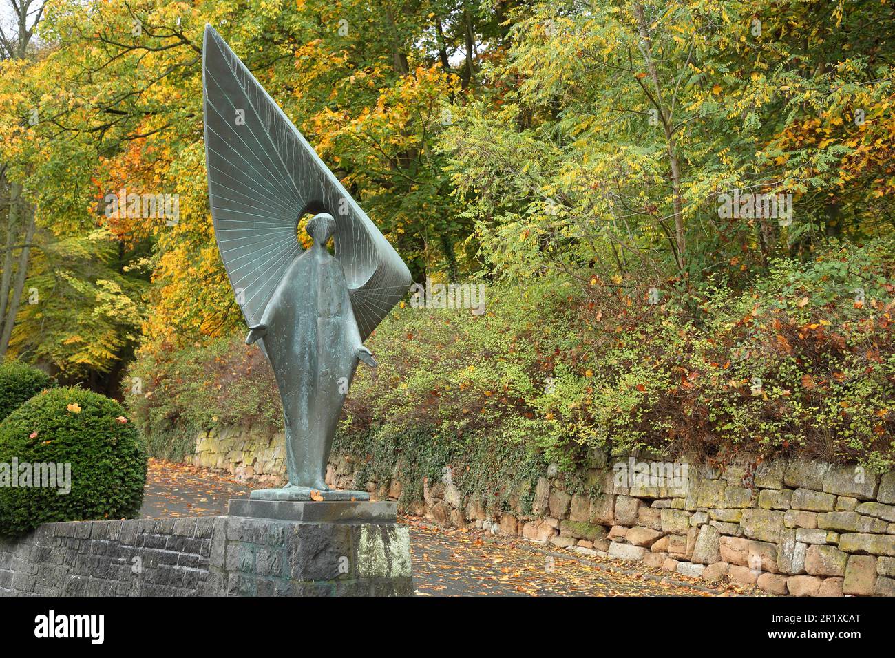 Scultura Laacher Engel di Werner Franzen 1999 al cimitero in autunno, Abbazia benedettina, Maria Laach, Eifel, Renania-Palatinato, Germania Foto Stock