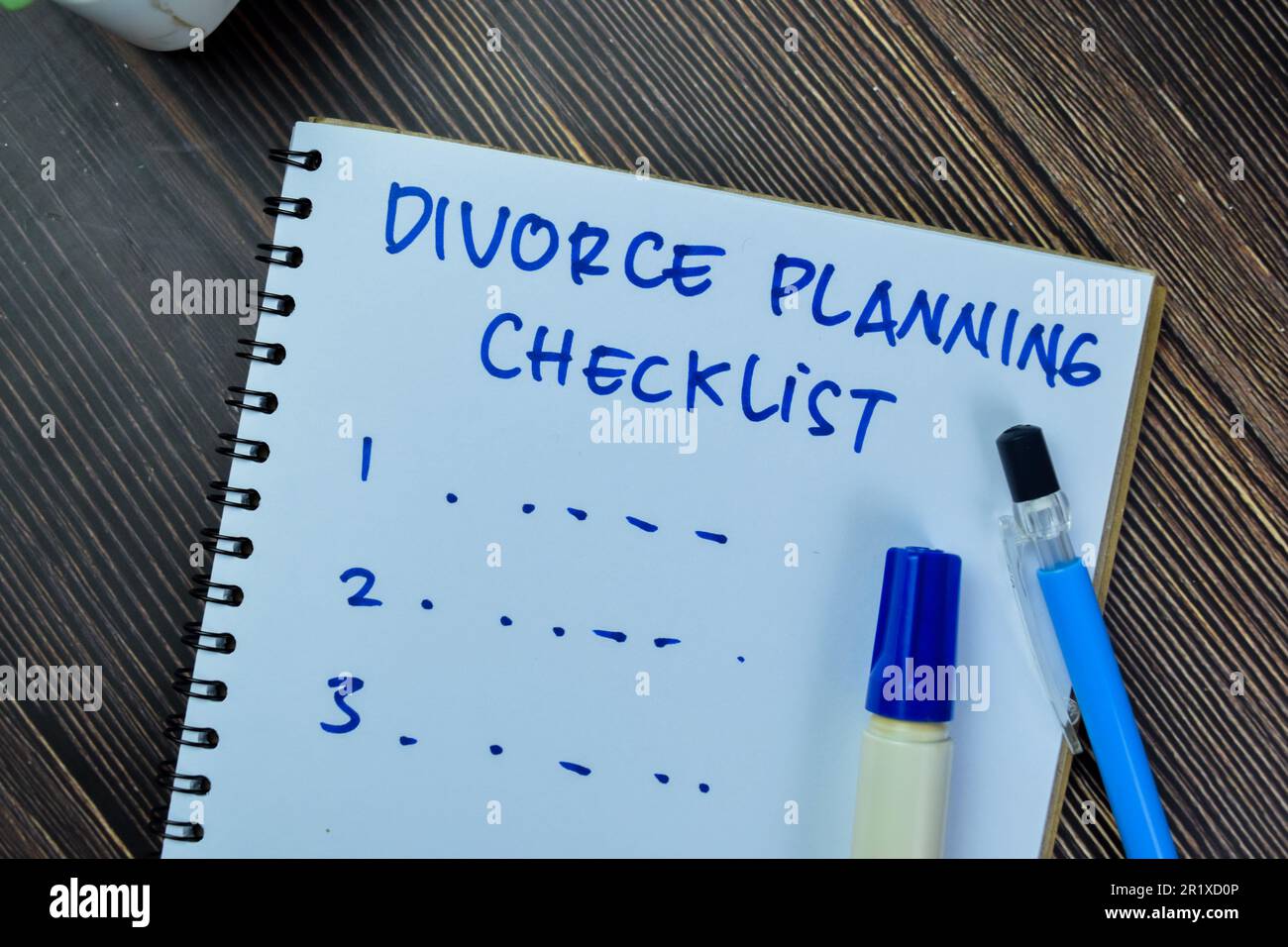 Concetto di Divorzio Pianificazione Checklist scrivere su libro isolato su tavola di legno. Foto Stock