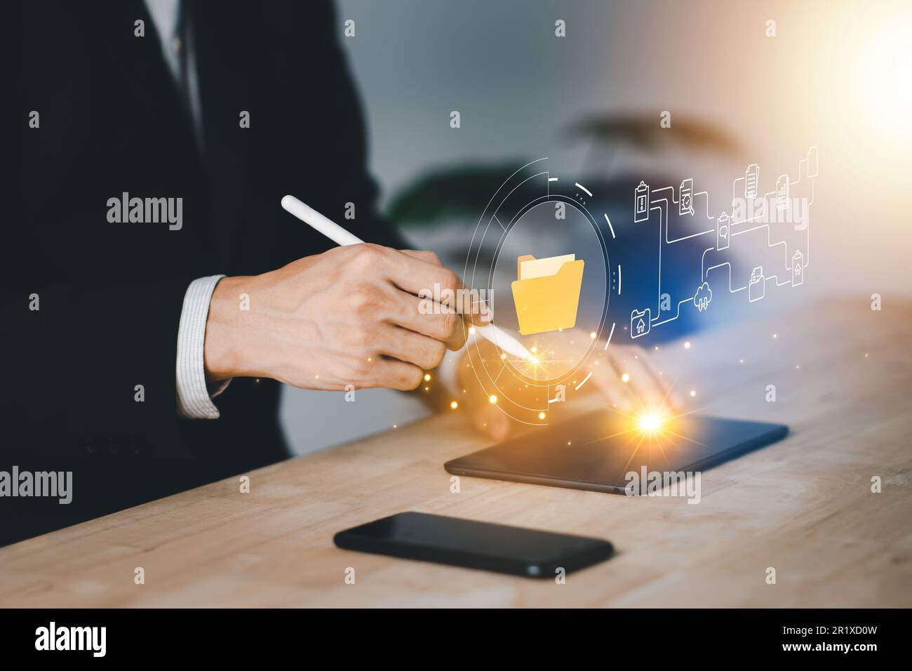 Sistema di gestione dei documenti (DMS). Database di documenti digitali online e ufficio senza carta. Uomo d'affari utilizzare tablet con l'automazione dei processi di cartella per effi Foto Stock