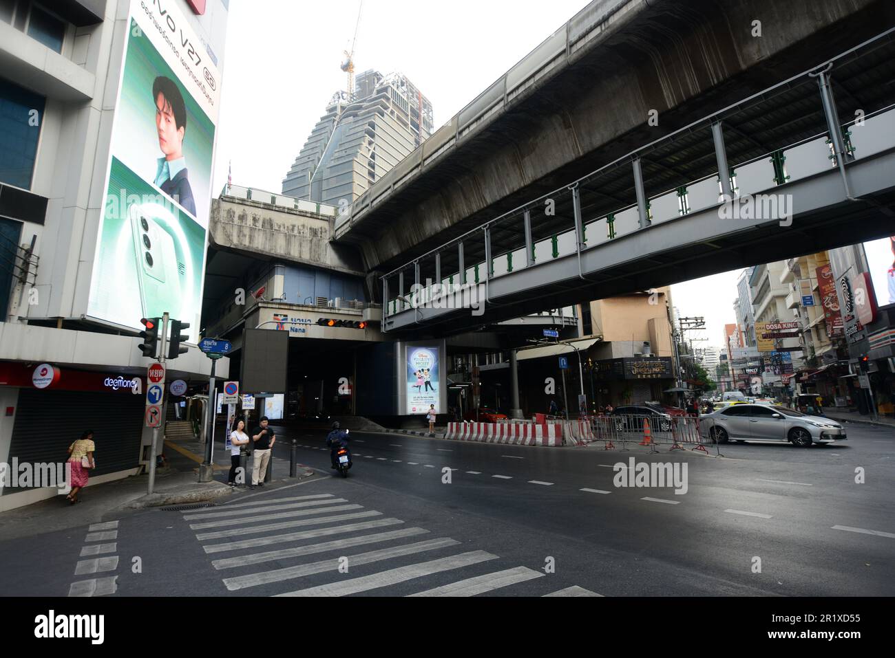 Stazione BTS di Nana su Sukhumvit Road a Bangkok, Thailandia. Foto Stock