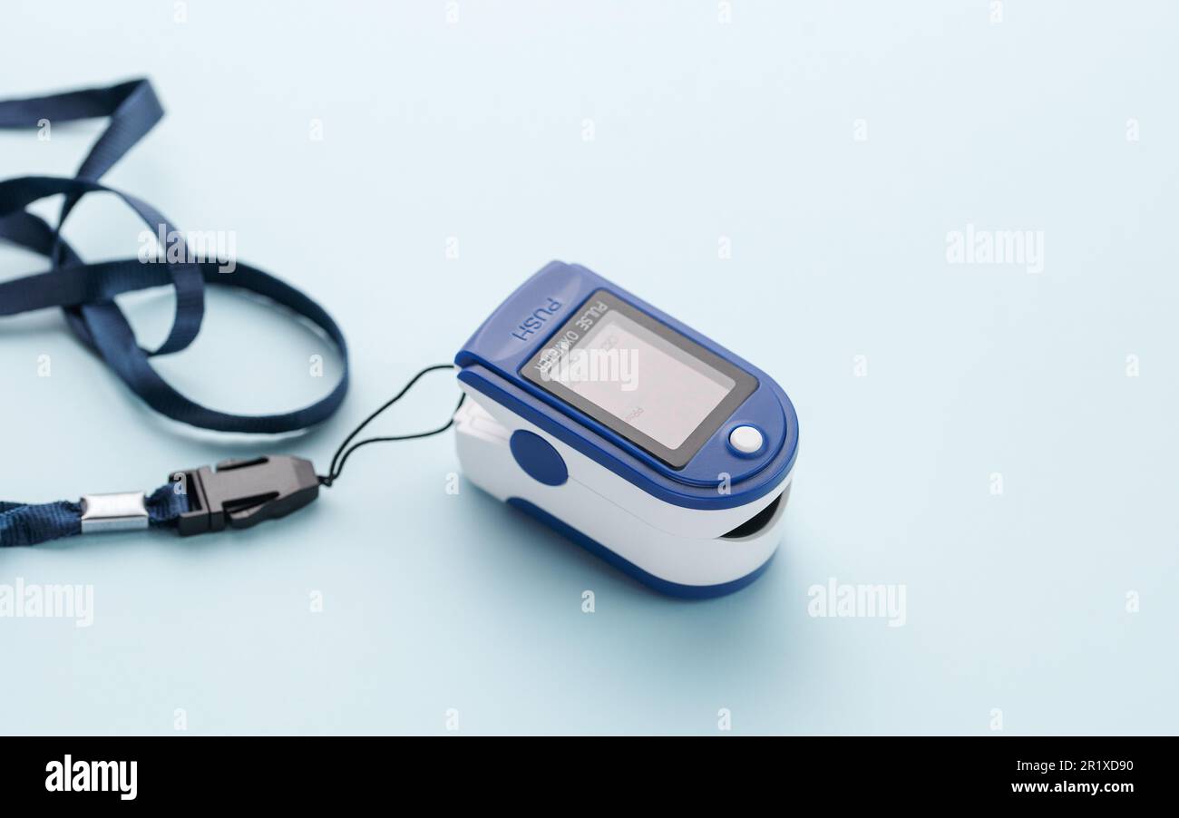 Pulsossimetro per la misurazione dell'ossigenazione del sangue su sfondo blu Foto Stock