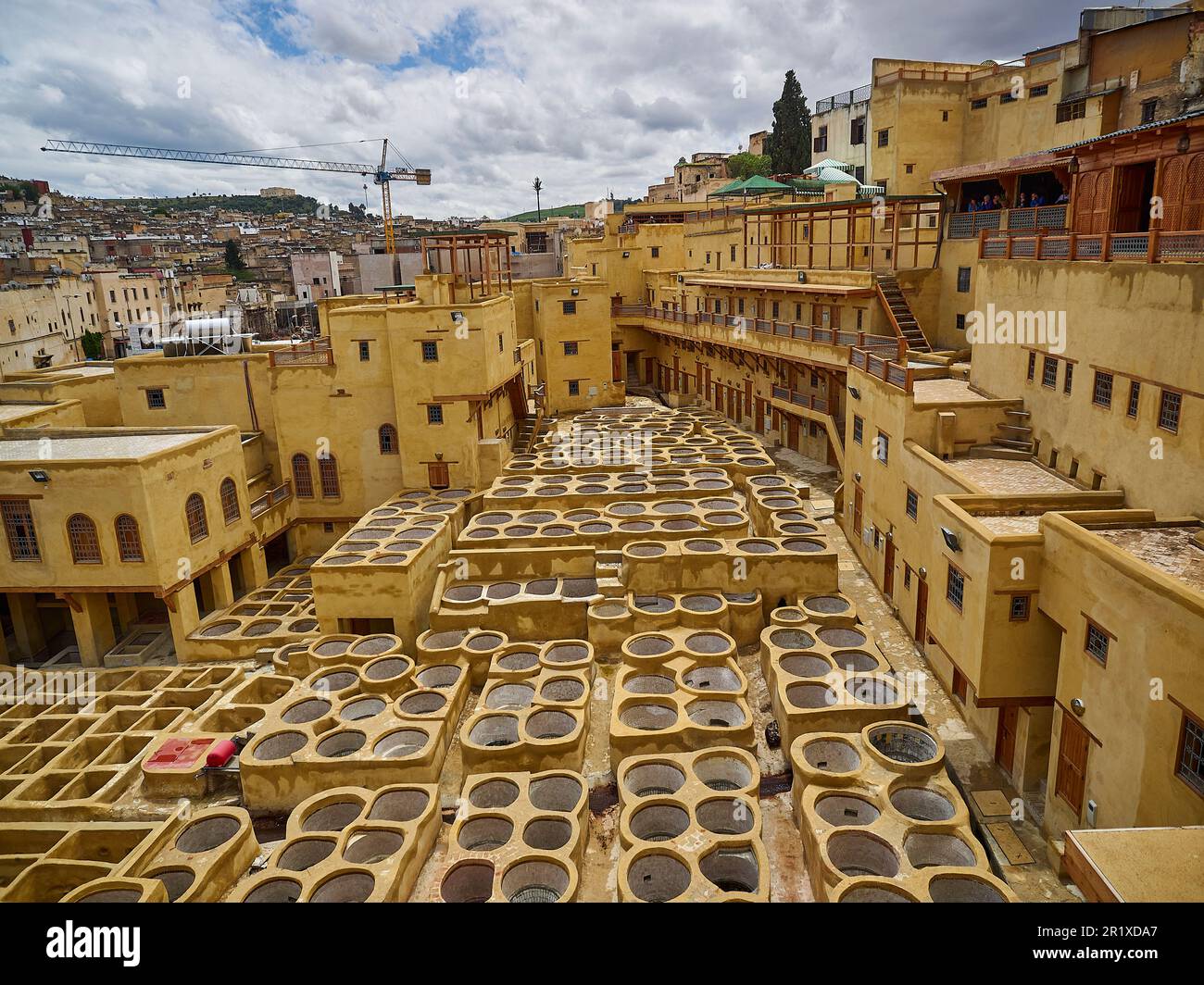 Le tradizionali tanerie Chouara nella Medina di Fez, Marocco, sono ancora oggi utilizzate per la lavorazione della pelle animale per la produzione di cuoio, ma qui a t Foto Stock