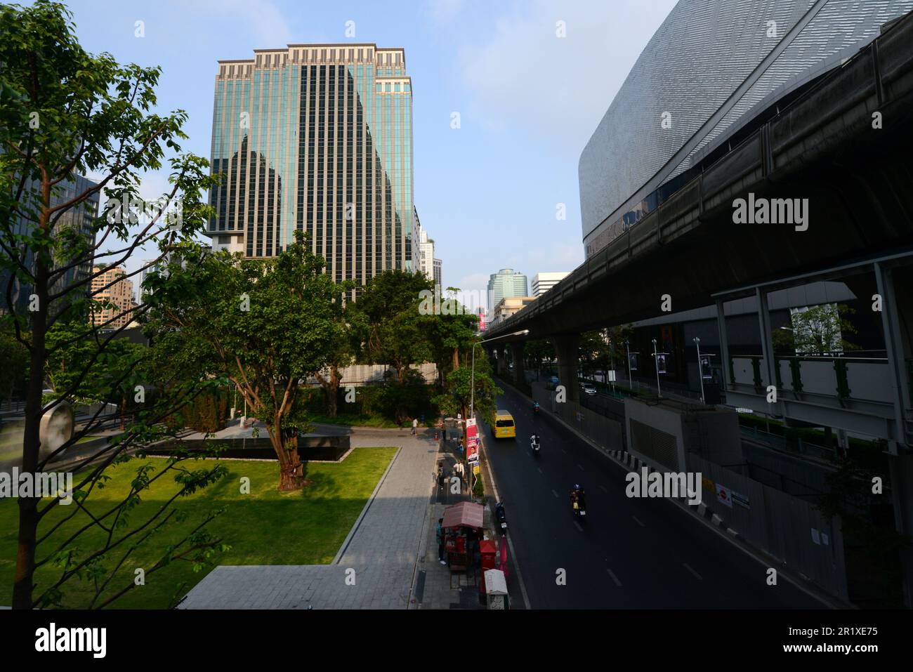 Moderni edifici commerciali e centri commerciali lungo Phloen Chit Road a Bangkok, Thailandia. Foto Stock