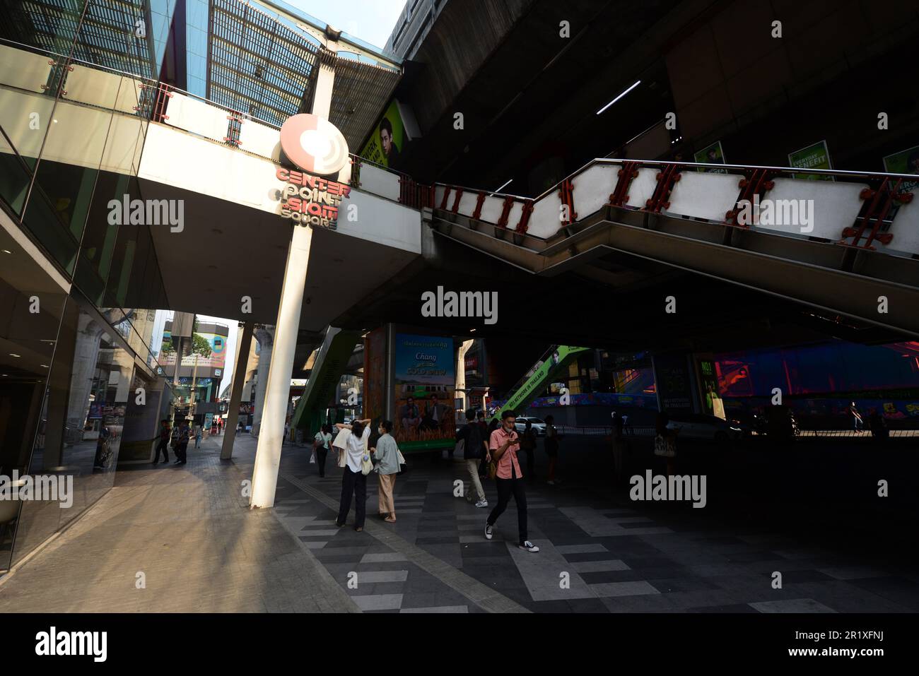 A piedi dal centro commerciale Center Point sulla Rama i Road. Siam Square, Bangkok, Thailandia. Foto Stock