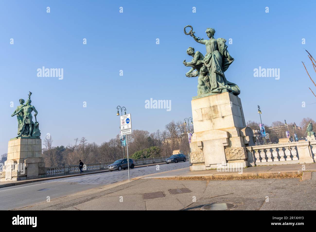Torino, Italia - 25 febbraio 2022: Vista sul Ponte Umberto i, con le sue statue, con traffico, locali e visitatori, A Torino, Piemonte, Nord Foto Stock