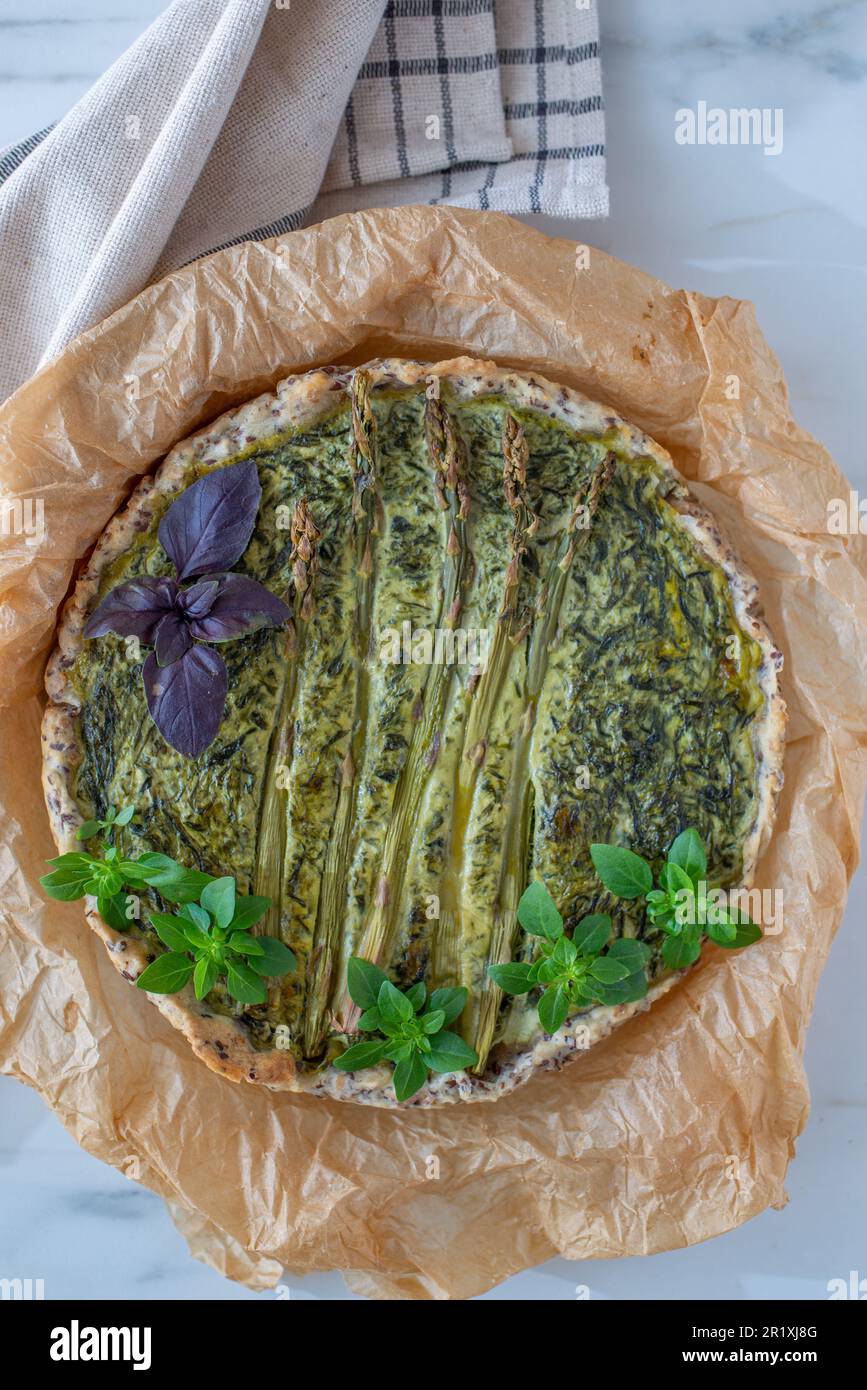 Crostata di asparagi vegetariana fatta in casa Foto Stock