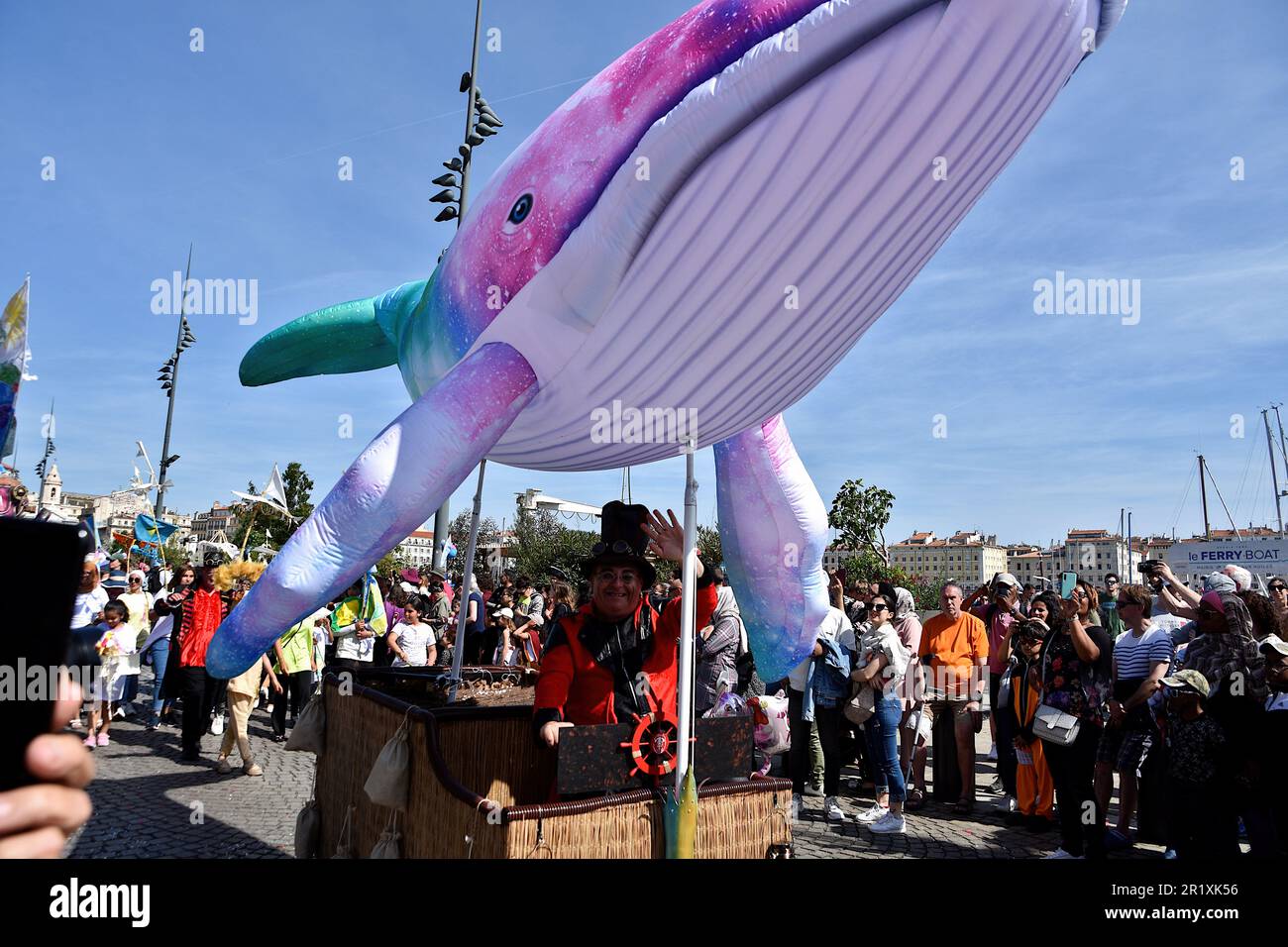 Un uomo guida un carro decorativo durante il carnevale. La parata del Carnevale di Marsiglia si è tenuta presso il Porto Vecchio di Marsiglia il 6 maggio, dove centinaia di persone si riuniscono per testimoniare e godersi l'evento. Foto Stock