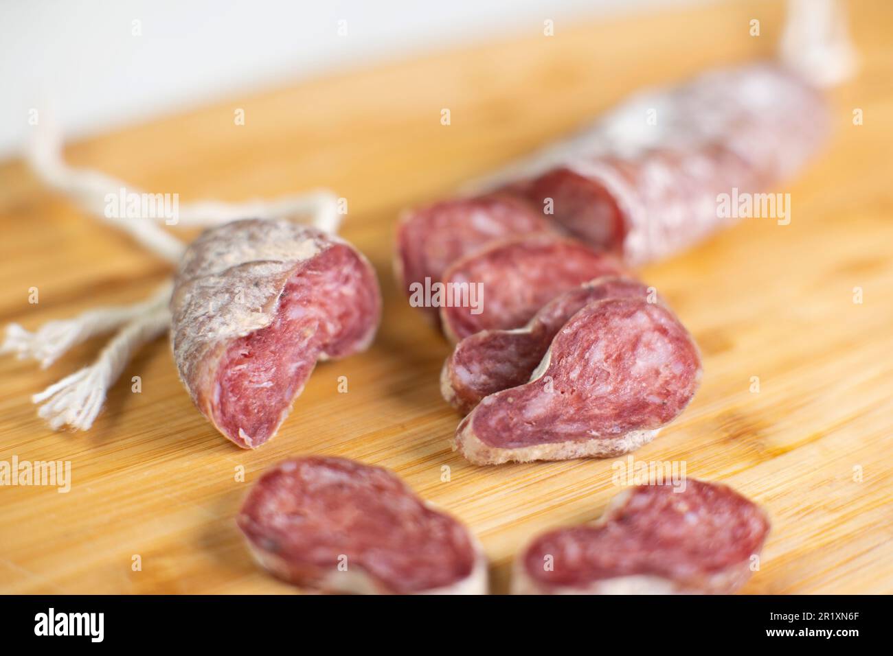 Fuet è una salsiccia a base di carne di maiale magra tipica della cucina catalana, diffusa in tutto il resto della Spagna Foto Stock