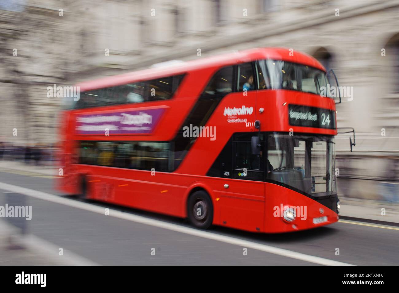 Foto del file datata 22/03/14 di un autobus di Londra, nel centro di Londra. La Confederazione dei trasporti di passeggeri ha avvertito che fino a un servizio di autobus su sette in tutta l'Inghilterra potrebbe andare perduto se i finanziamenti pubblici non fossero estesi. Foto Stock