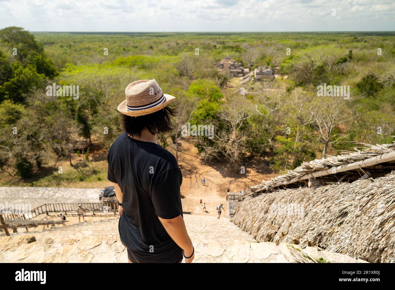 Una ragazza nella cima Acropoli nell'antica città di Maya Ek Balam Foto Stock