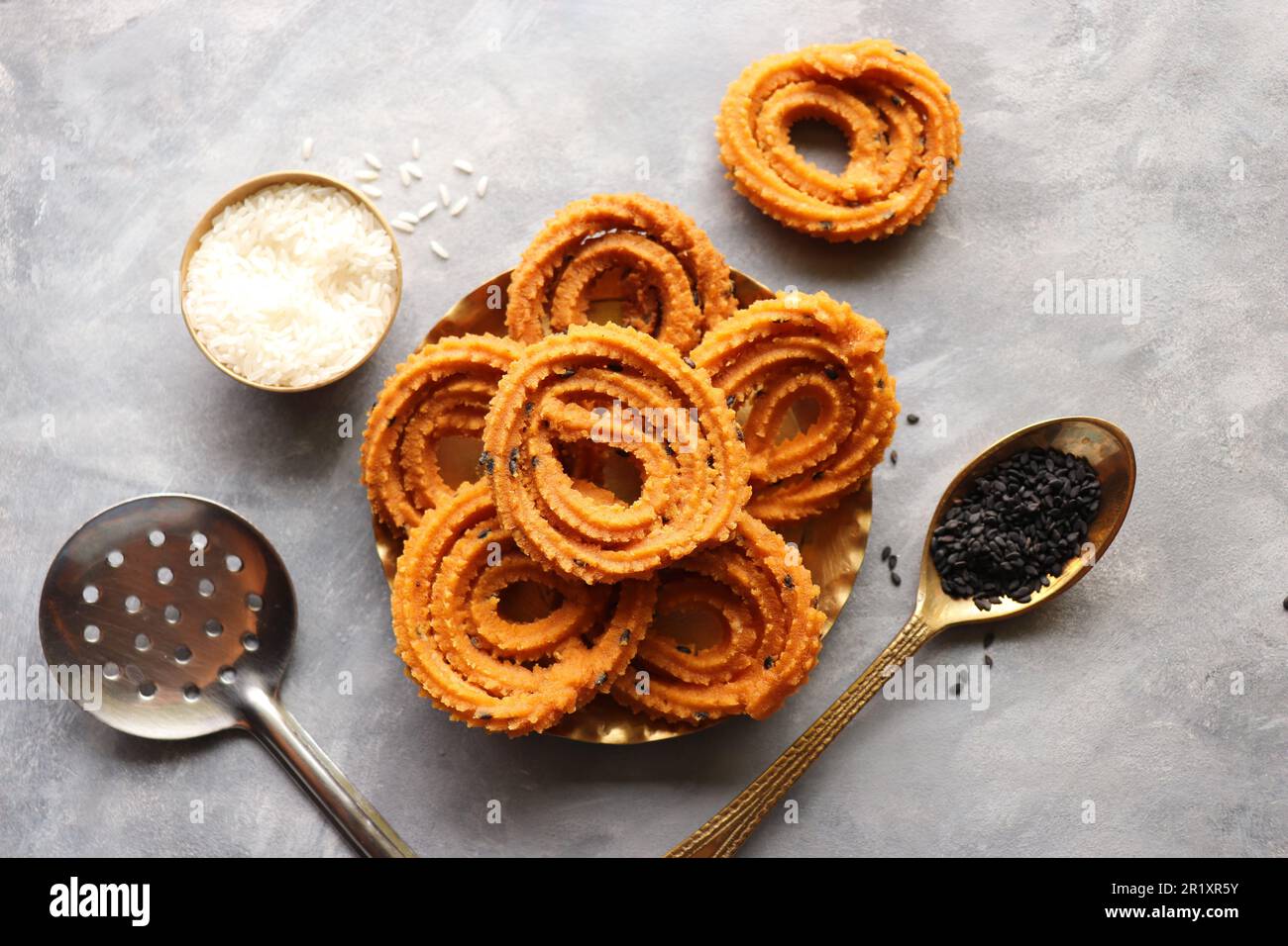 Burro murukku. Benne murukku o venna chakli. Il Chakli è un saporito snack croccante e fritto. farina di riso e grammo, sesamo nero e spezie. Foto Stock