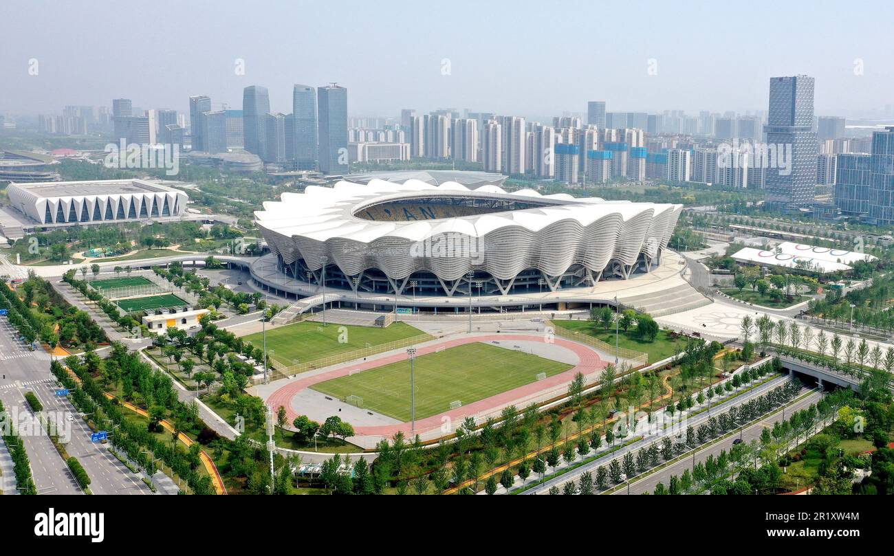 (230516) -- XI'AN, 16 maggio 2023 (Xinhua) -- questa foto aerea scattata il 26 aprile 2023 mostra una vista del Centro Sportivo Olimpico di Xi'an, nella provincia Shaanxi del nord-ovest della Cina. Come capitale della provincia dello Shaanxi della Cina nord-occidentale, Xi'an, una città fondata più di 3.100 anni fa, servì come capitale per 13 dinastie nella storia cinese, tra cui Tang (618-907), quando la città era conosciuta come Chang'an. Questo è anche il luogo in cui Zhang Qian ha iniziato il suo viaggio nelle regioni occidentali attraverso l'Asia centrale durante la dinastia Han occidentale (202 a.C.-d.C. 25) con i suoi inviati. L'espedit pionieristico di Zhang Foto Stock