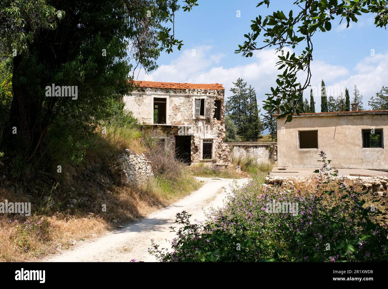 Villaggio abbandonato Vretsia, regione di Paphos, Repubblica di Cipro. I cittadini turcociprioti hanno dovuto fuggire dopo l'invasione turca di Cipro del 1974. Foto Stock